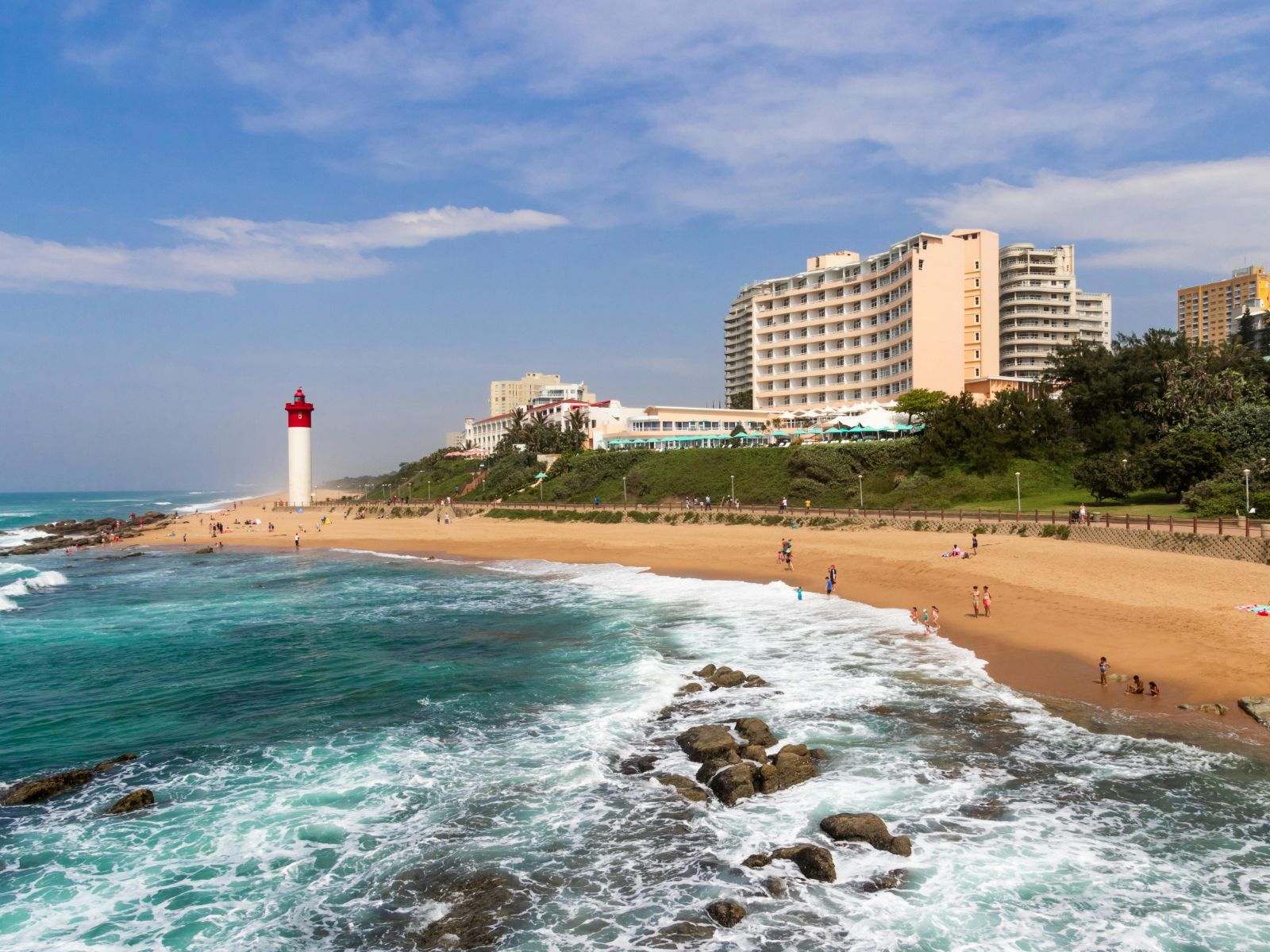 Rondreis Zuid- Afrika, Umhlanga Rocks, strand, zee, vuurtoren, met aan linker kant
