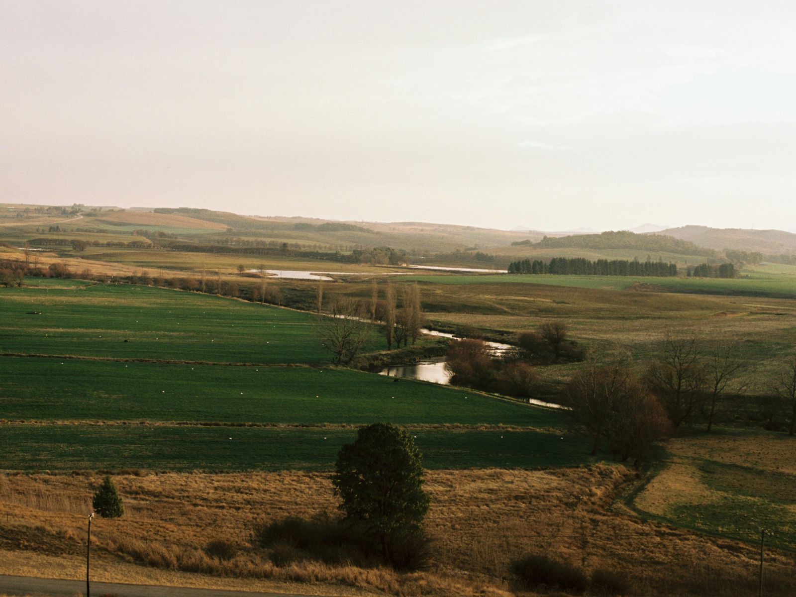 Rondreis Zuid-Afrika, Underberg, landschap met bergen en rivier