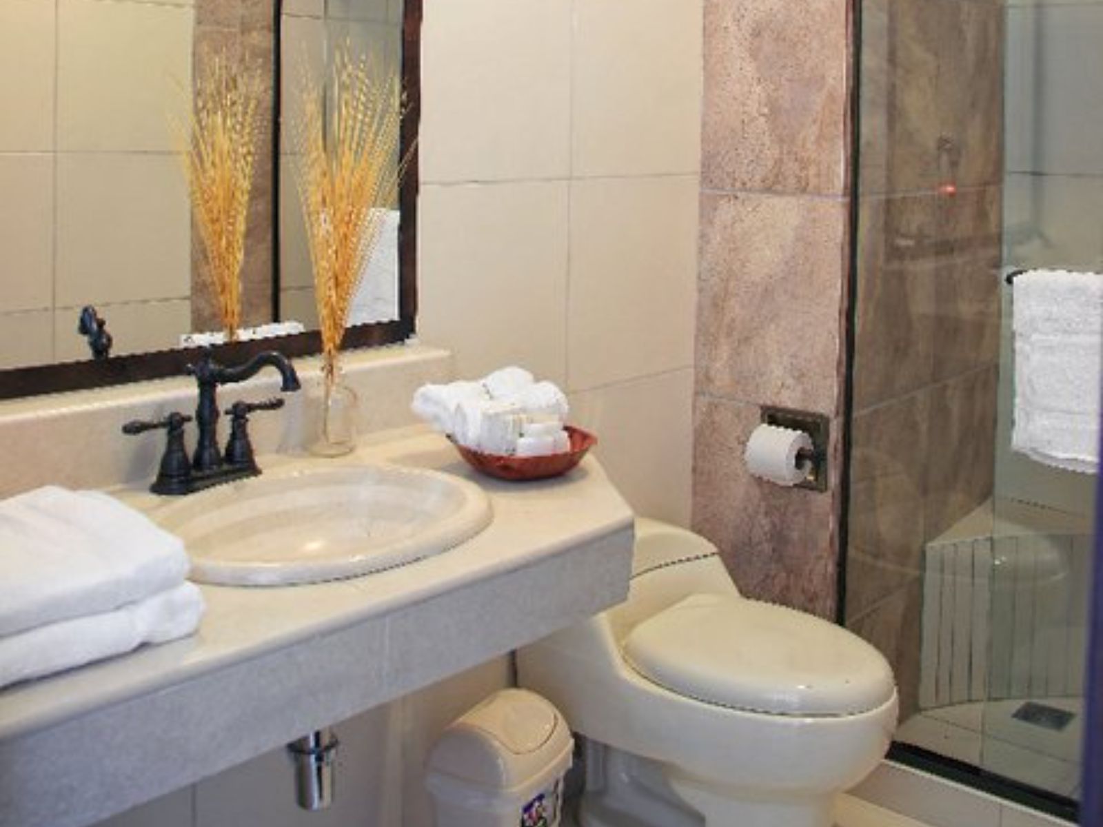 rondreis Bolivia, Sucre, Mi Pueblo Samary Hotel Boutique, badkamer