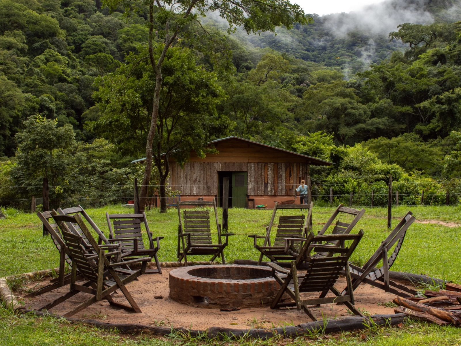 rondreis bolivia amboro national park refugio los vulcanos hotel kampvuur