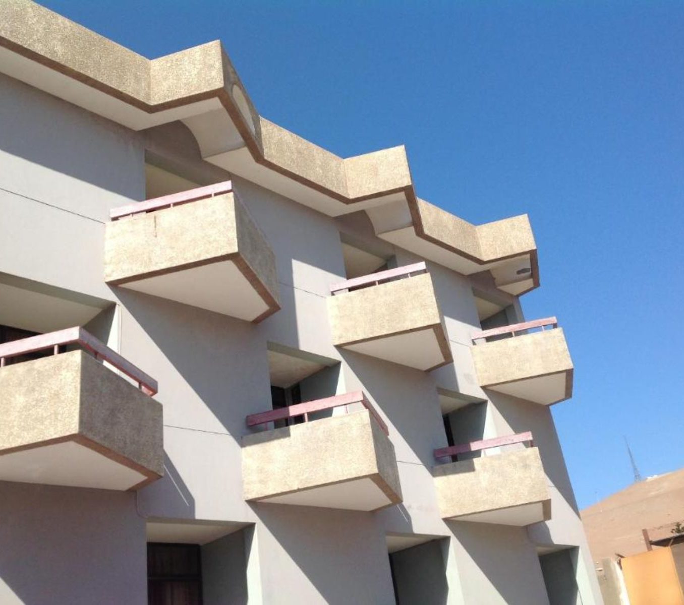 rondreis chili arica amaru hotel buitenaanzicht balkon