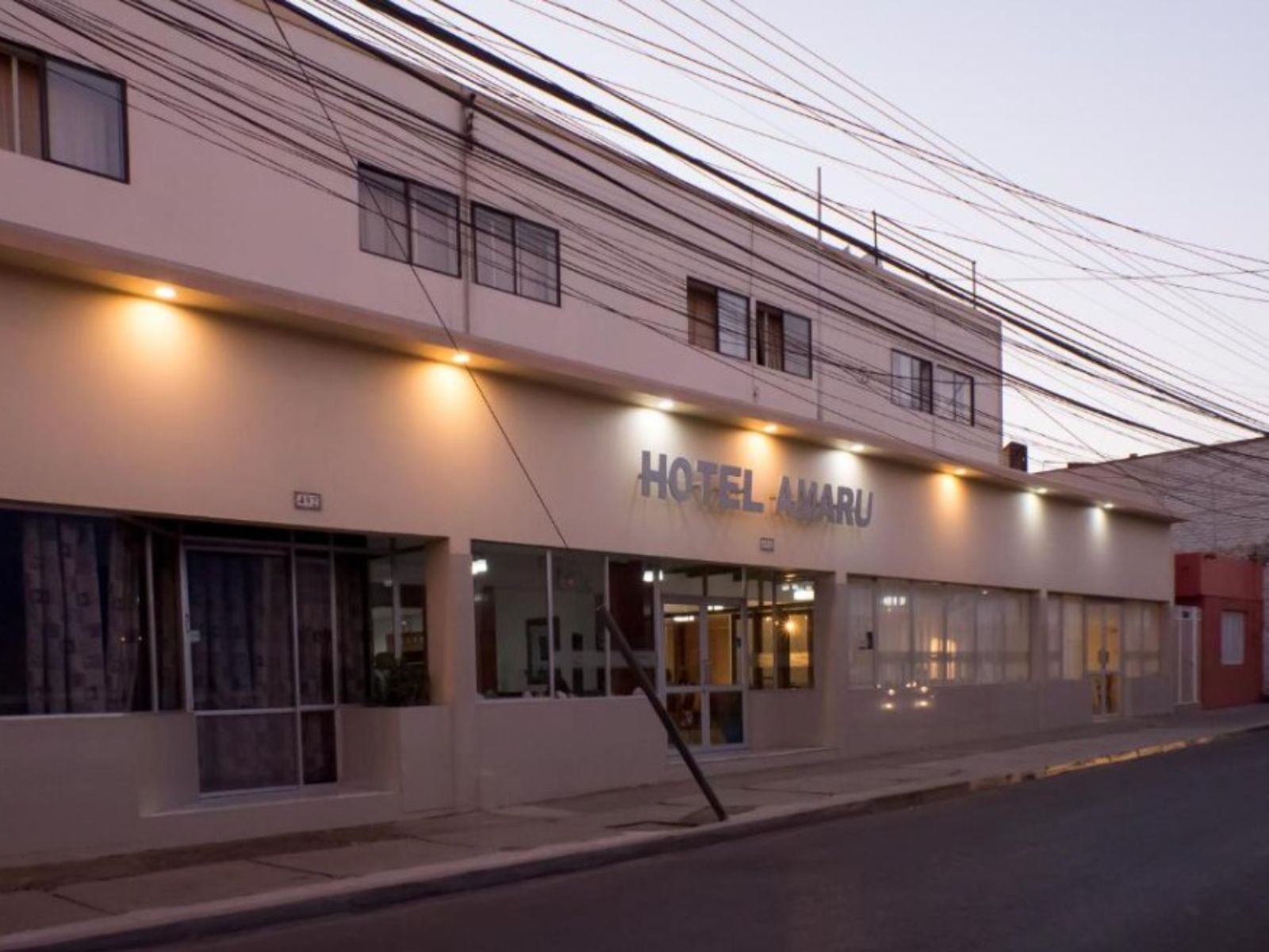 rondreis chili arica amaru hotel buitenaanzicht straat