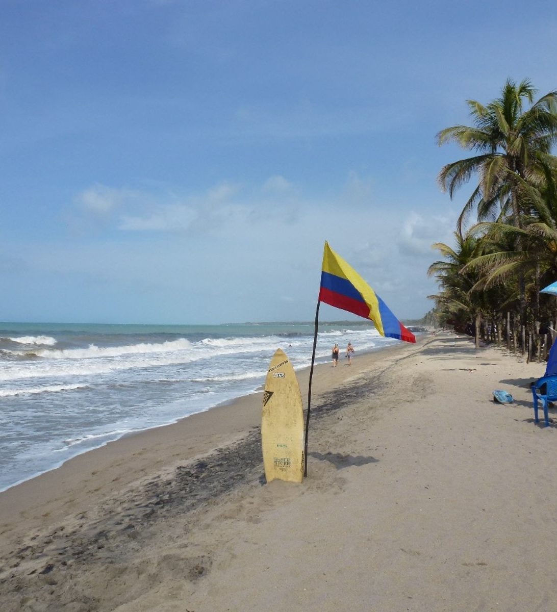rondreis colombia, palomino surfbord met flag