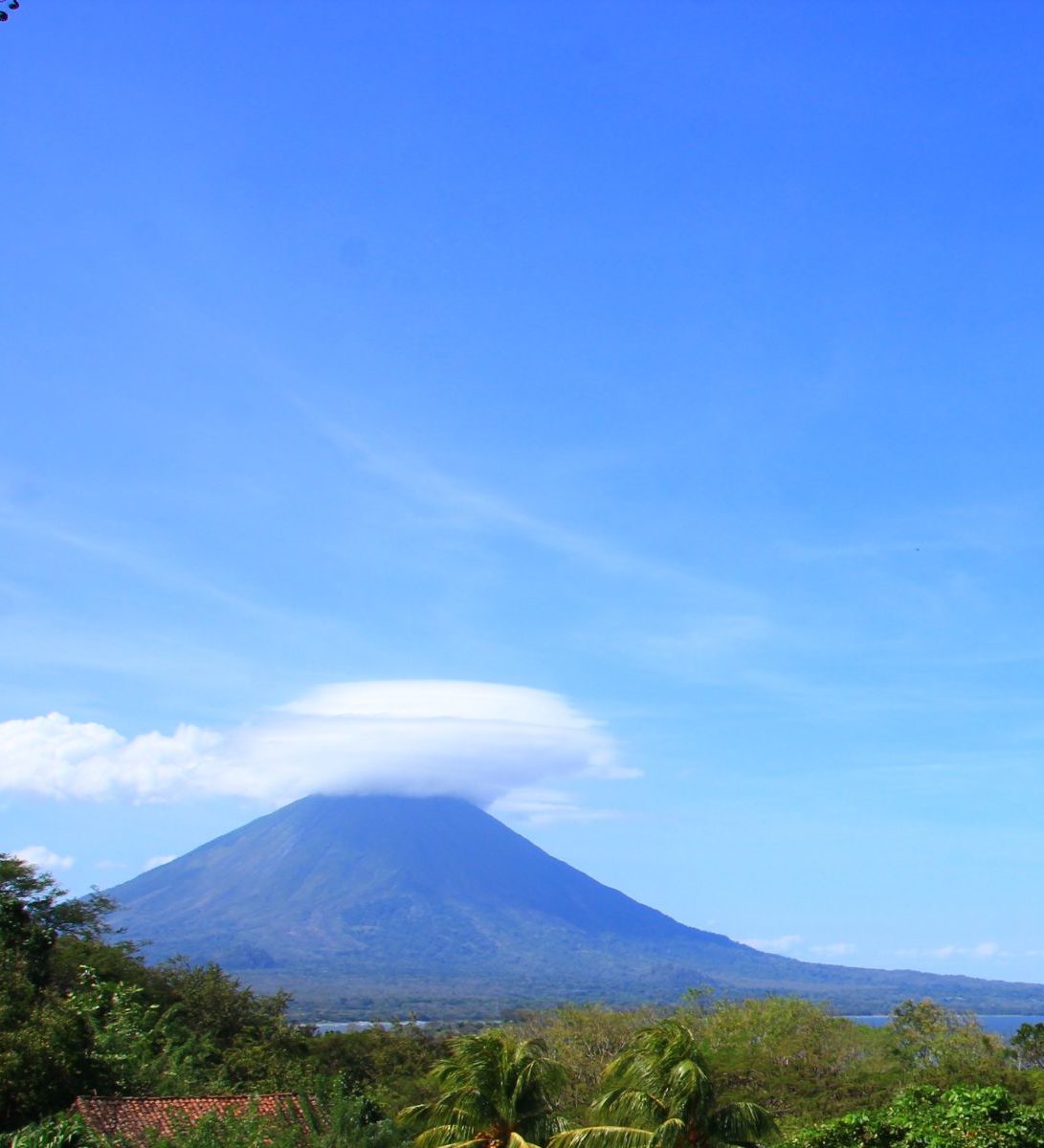 rondreis nicaragua island ometepe uitzicht over vulkaan