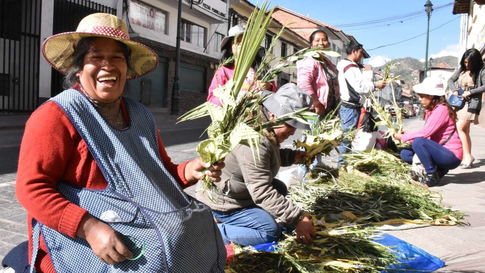 Rondreis Peru, Cusco, Lokale bevolking met planten