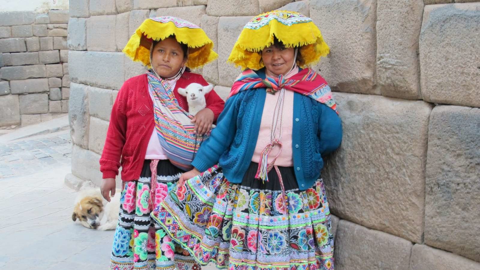 Rondreis Peru, Cusco, Lokale inwoners voor een muur