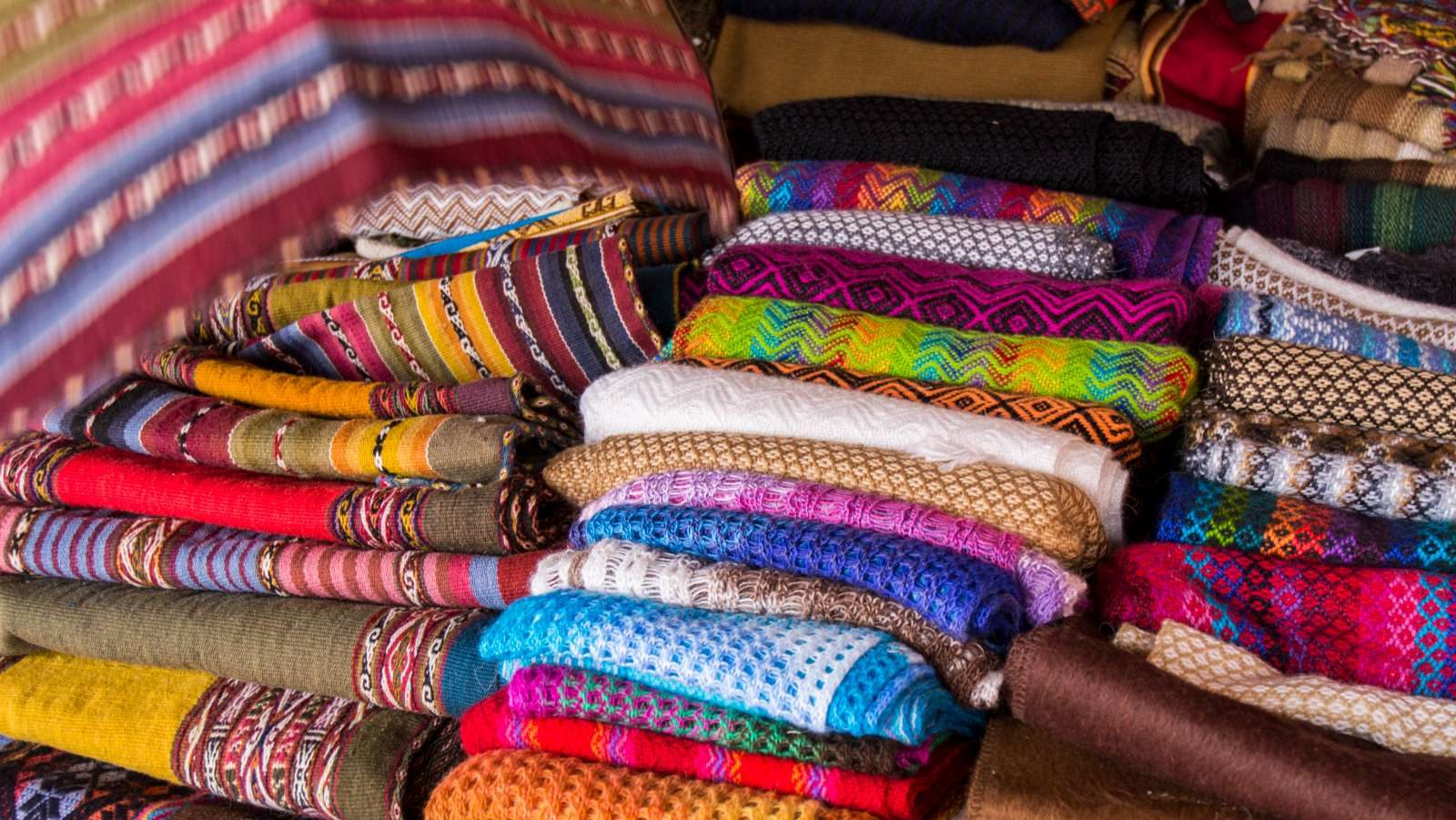 rondreis peru, cusco, textiel kleurrijk