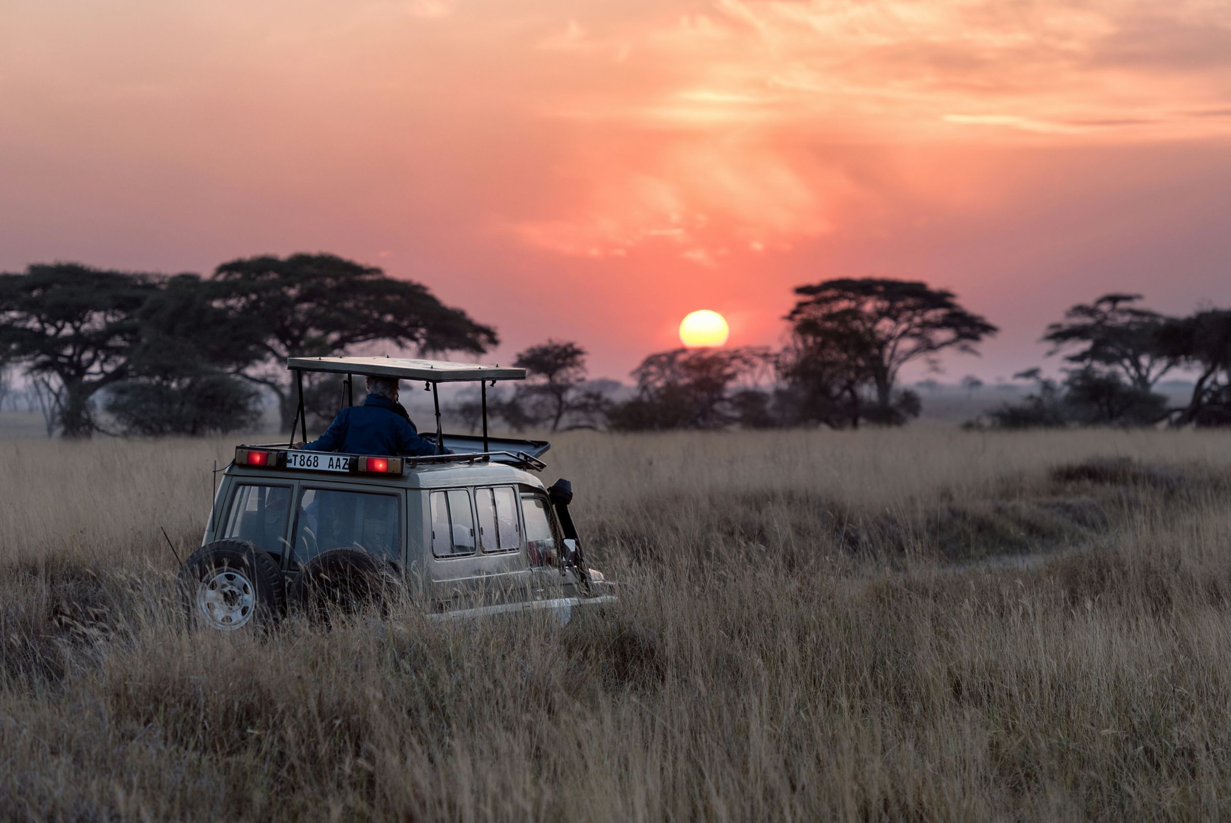 rondreis tanzania serengeti safari auto zonsondergang