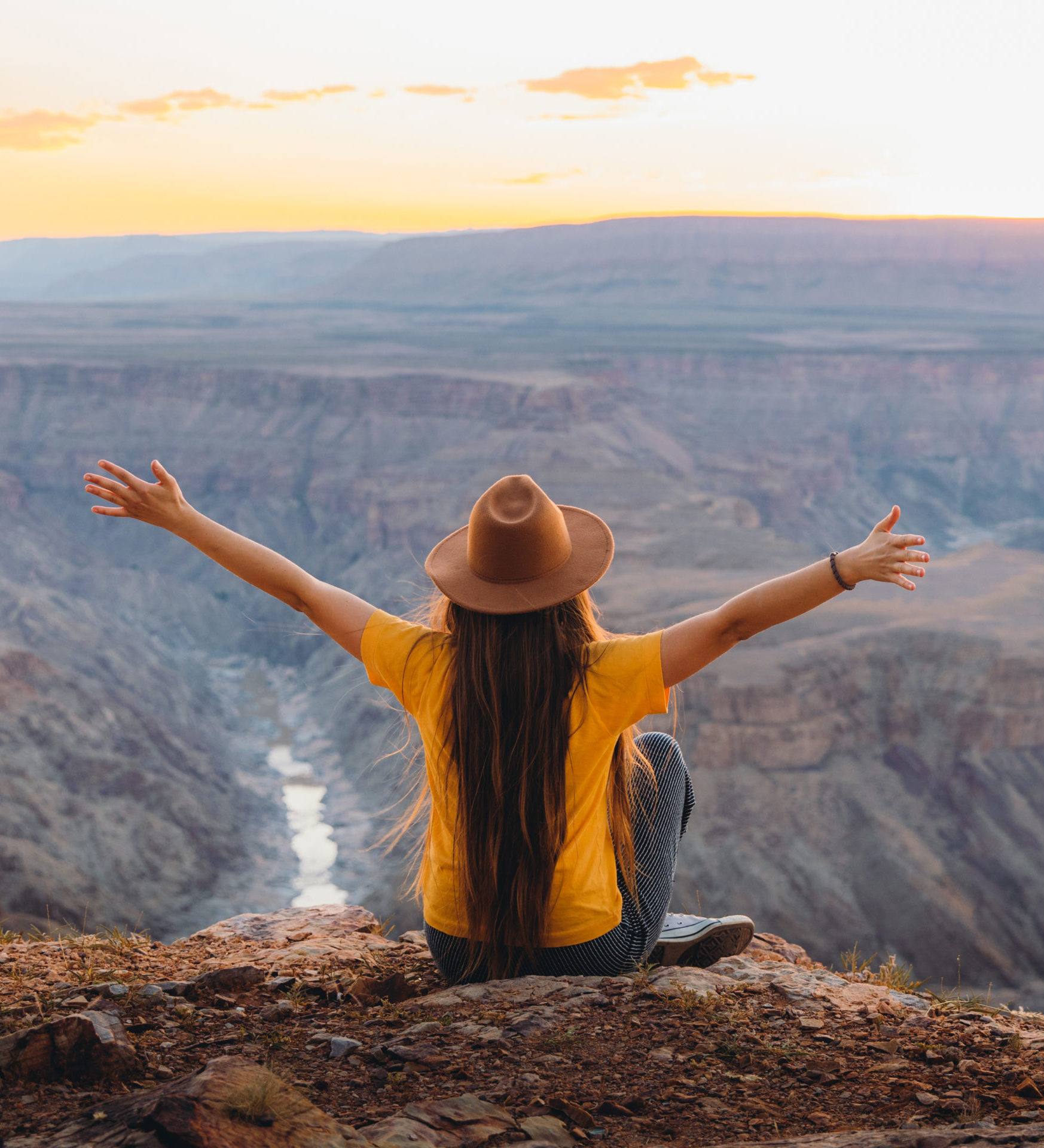 Rondreis Namibië, Fish River Canyon, vrouw met zonsondergang