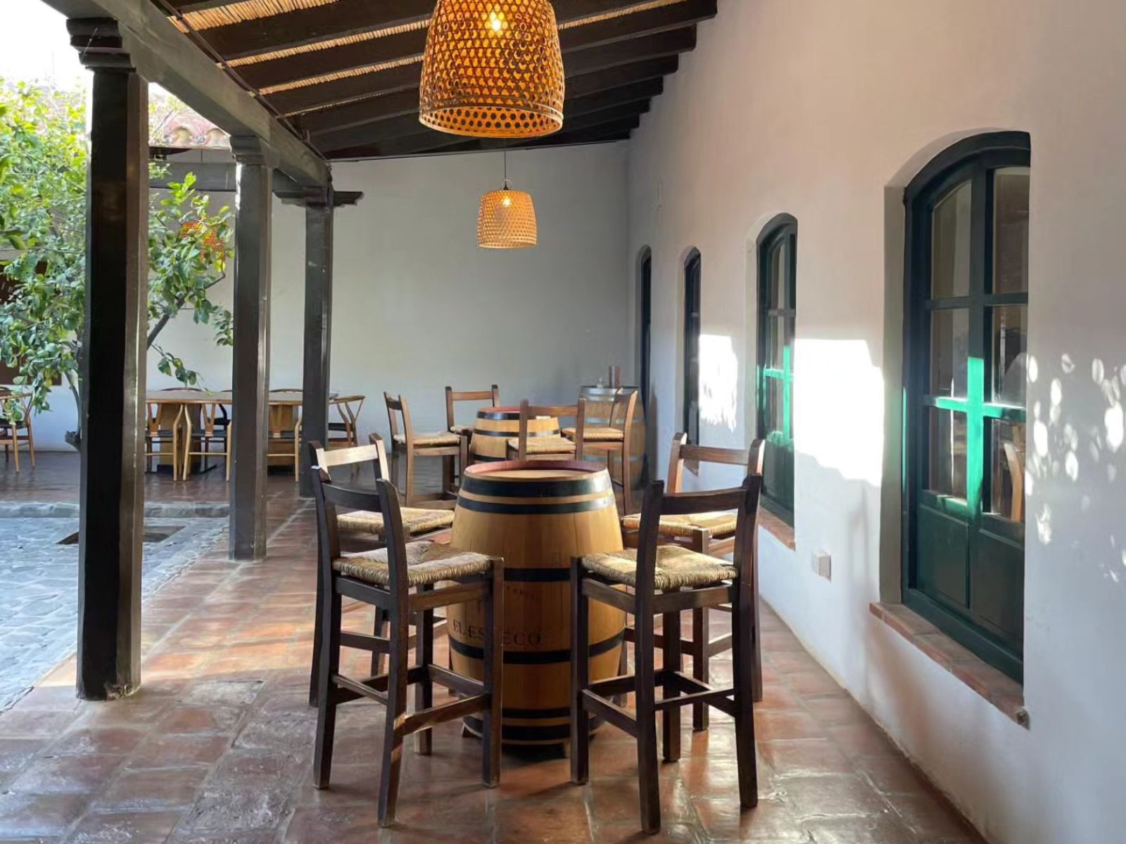 Rondreis Argentinië, Cafayate, Patios de Cafayate Wine Hotel, wijnvat tafels