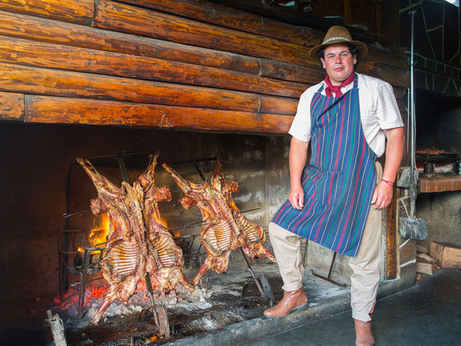 Rondreis Argentinië, El Calafate, Excursie Estancia Nibepo Aike (6hs) inclusief asado, chef met vlees op de openhaard
