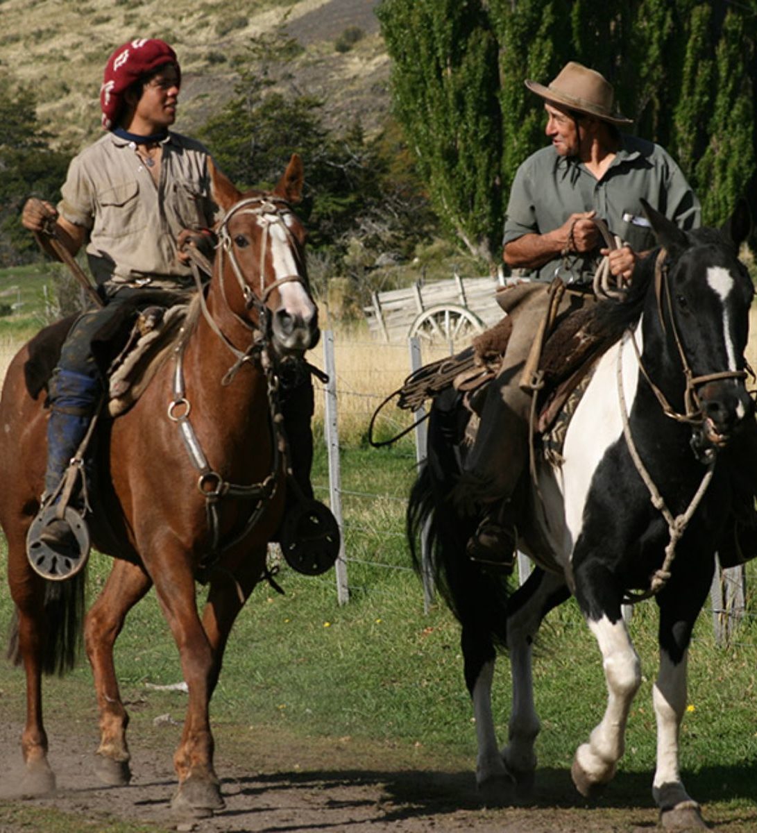 Rondreis Argentinië, El Calafate, Excursie Estancia Nibepo Aike (6hs) inclusief asado, mensen op paarden