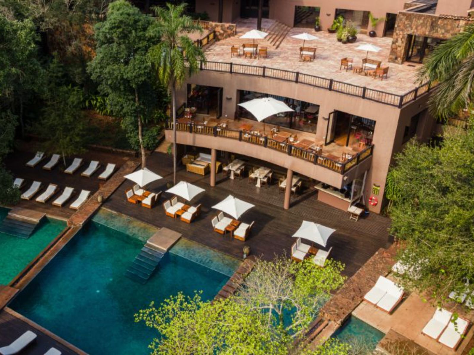Rondreis Argentinië, Puerto Iguazu, LOI Suites, bovenaanzicht zwembad