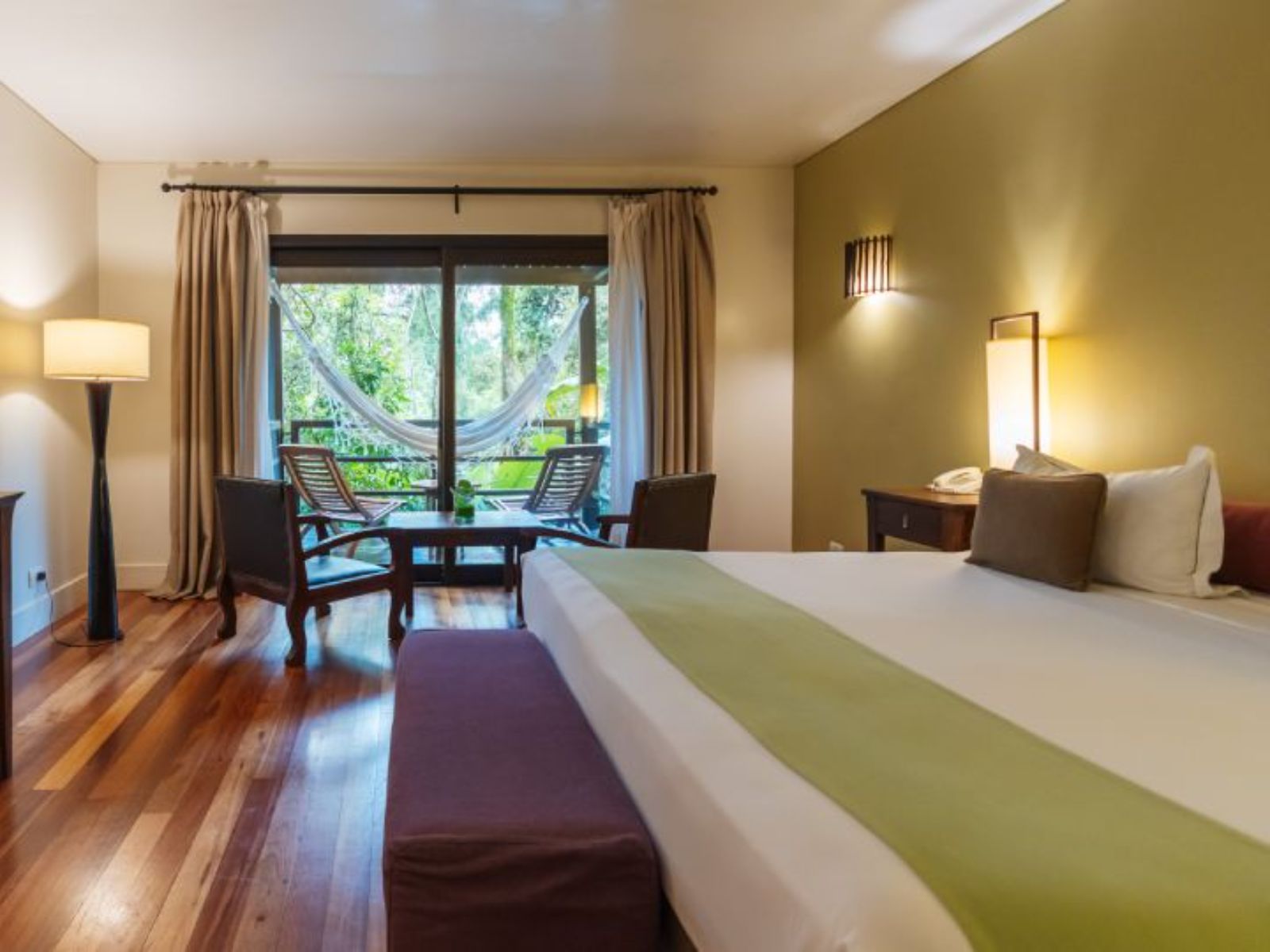 Rondreis Argentinië, Puerto Iguazu, LOI Suites, slaapkamer met hangmat