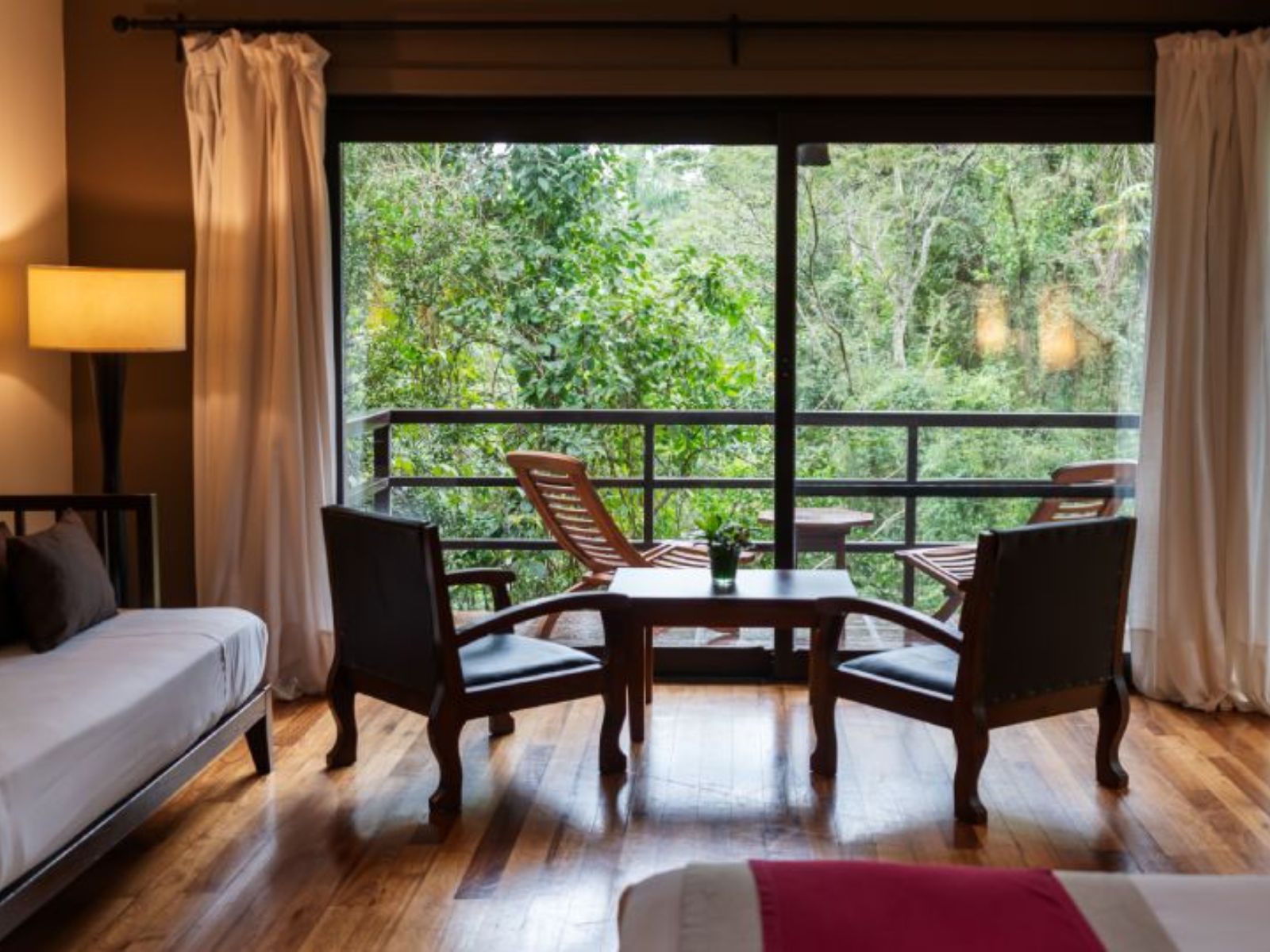 Rondreis Argentinië, Puerto Iguazu, LOI Suites, zitstoelen en balkon