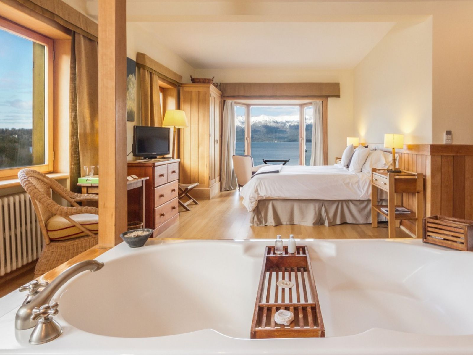 Rondreis Argentinië, Villa la Angostura, Correntoso, slaapkamer met een badkuip