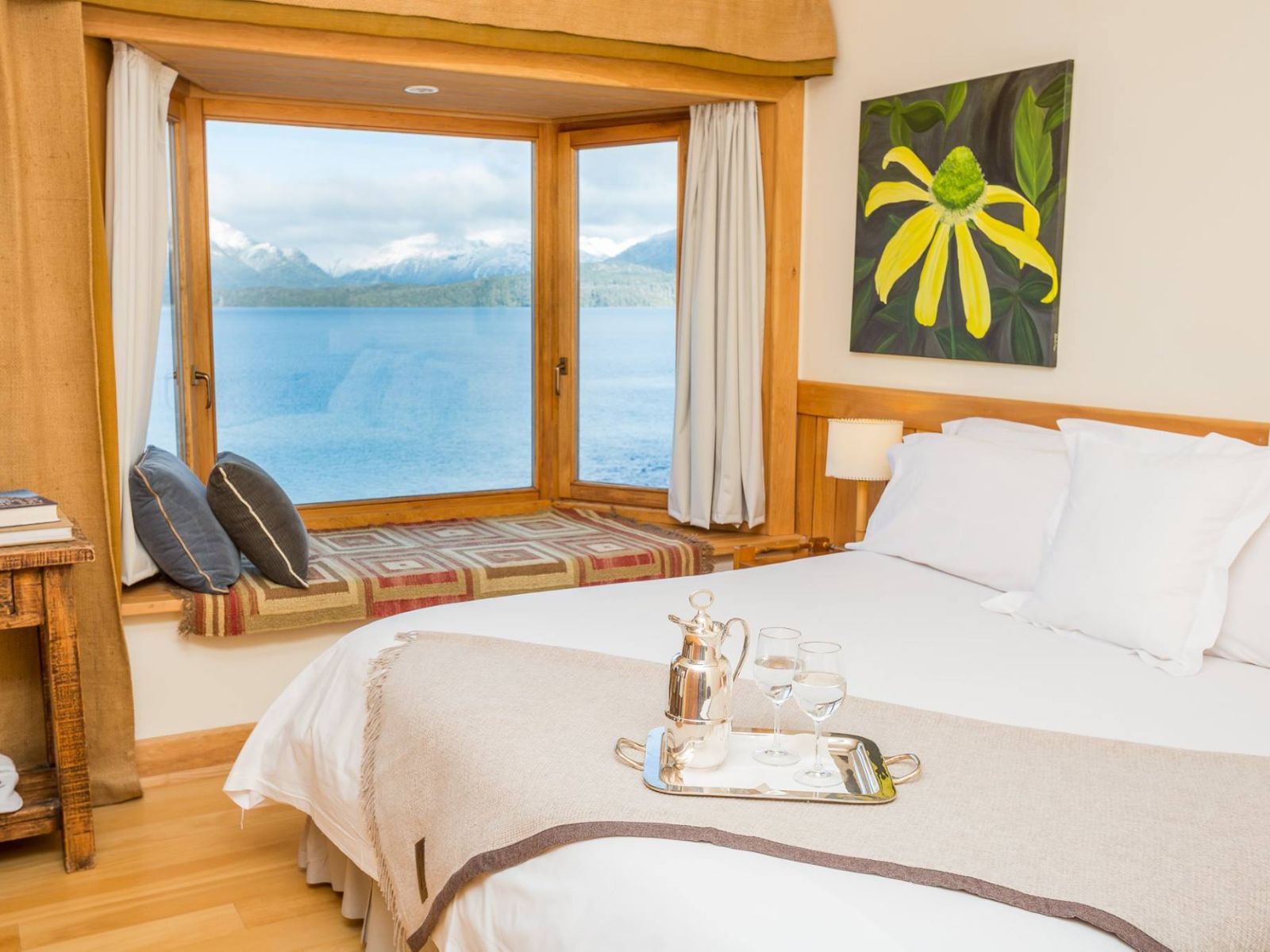 Rondreis Argentinië, Villa la Angostura, Correntoso, tweepersoonsbed met uitzicht