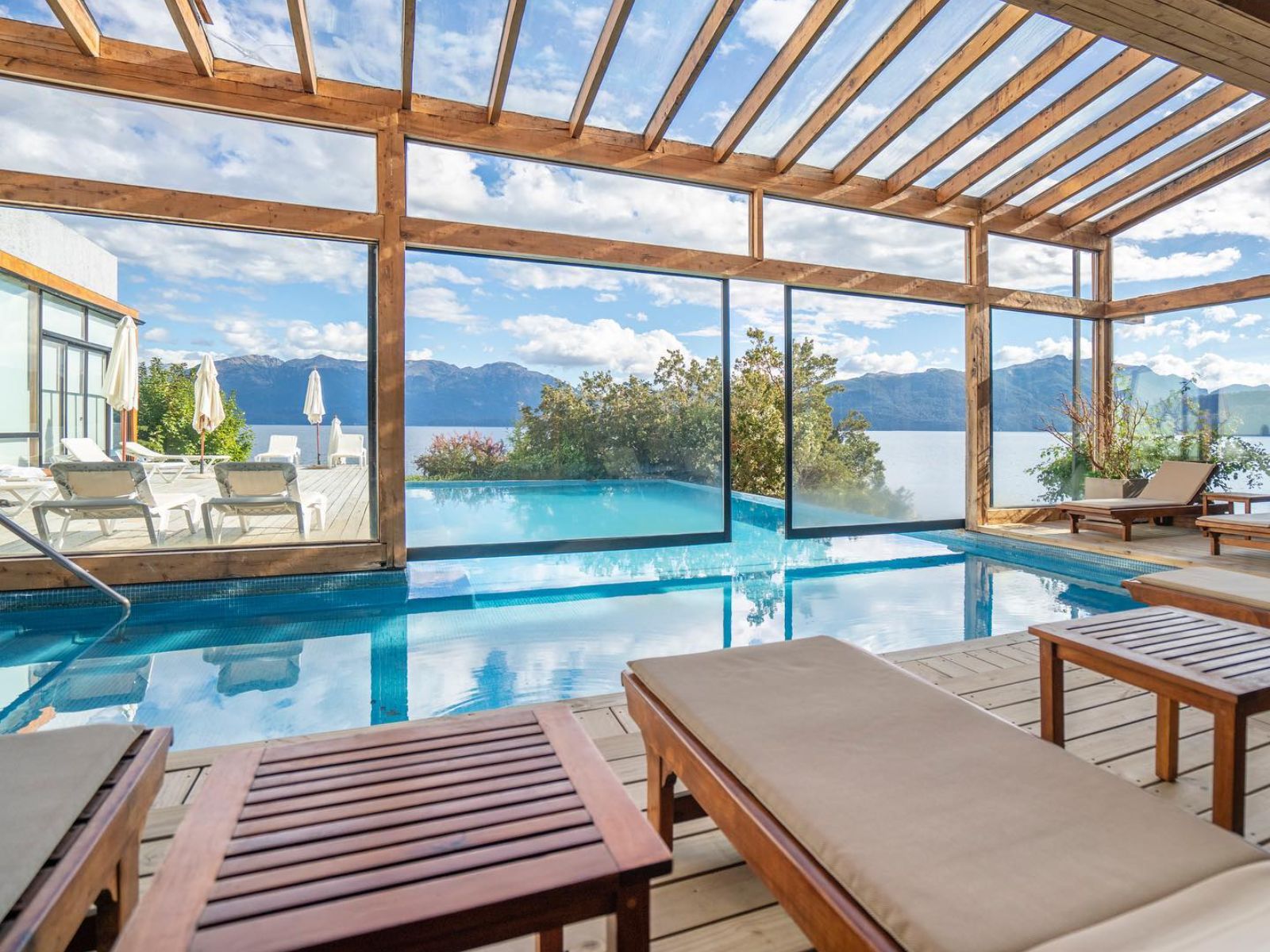 Rondreis Argentinië, Villa la Angostura, Correntoso, zwembad met bergen op de achtergrond