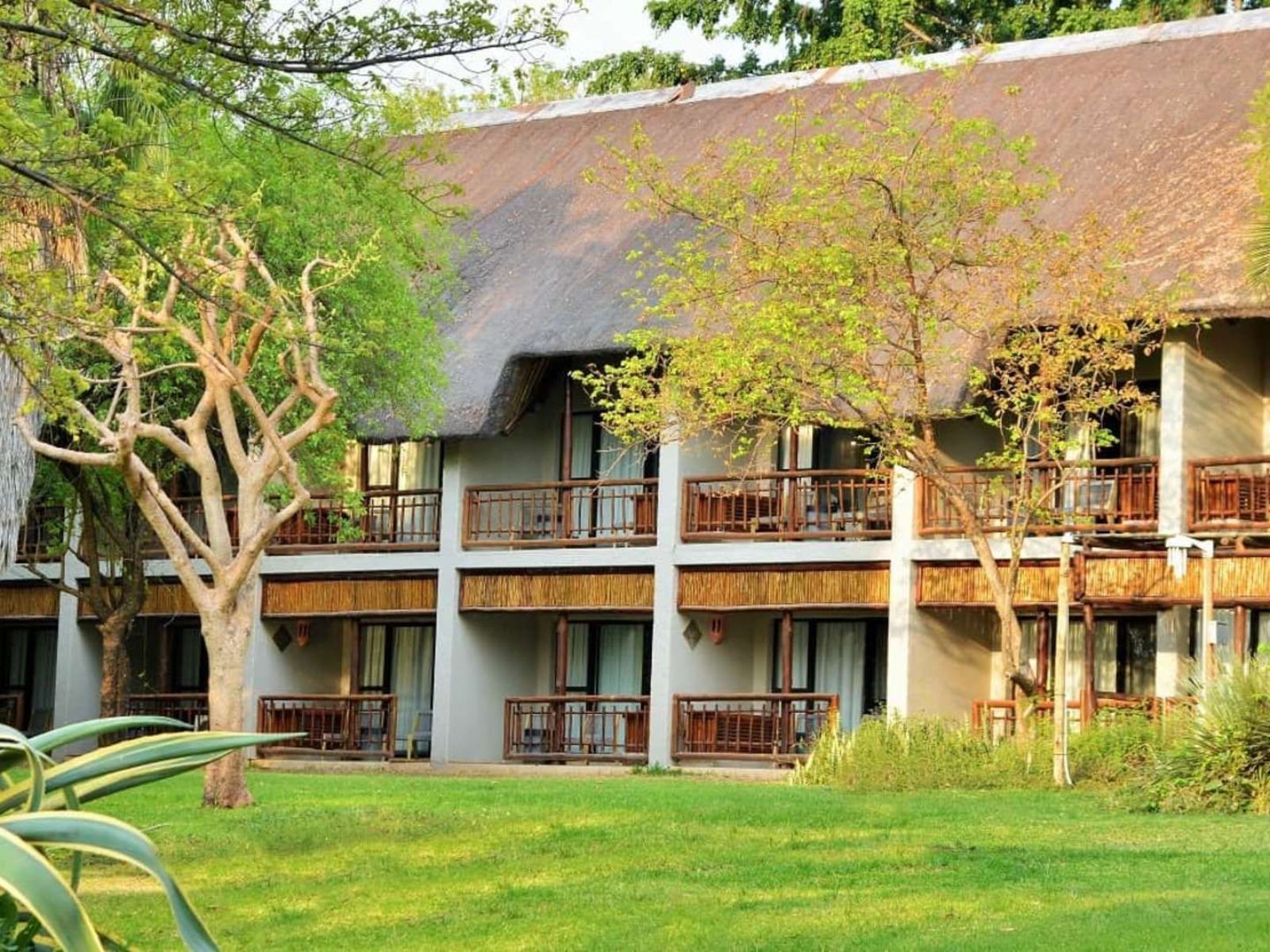 Rondreis Botswana, Chobe NP, Monwana Safari lodge, buitenaanzicht hotel