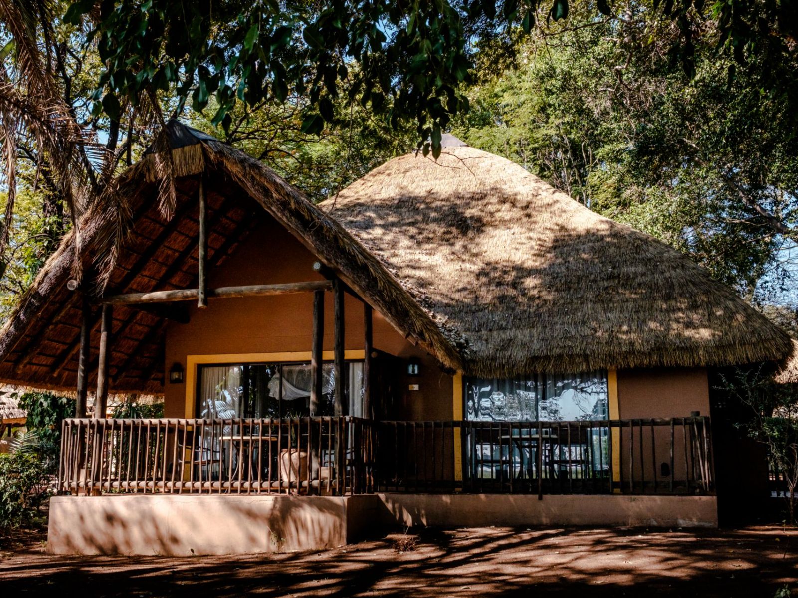 Rondreis Botswana, Ngoma Bridge, Chobe Marina Lodge, buitenaanzicht lodge