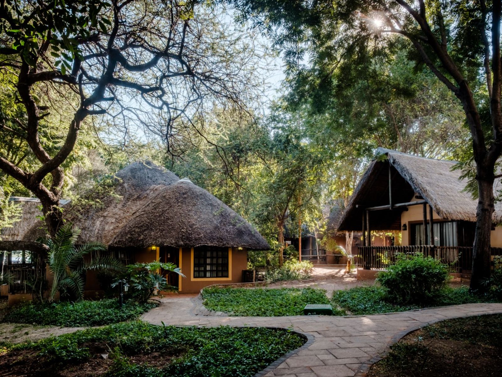 Rondreis Botswana, Ngoma Bridge, Chobe Marina Lodge, buitenaanzicht lodges