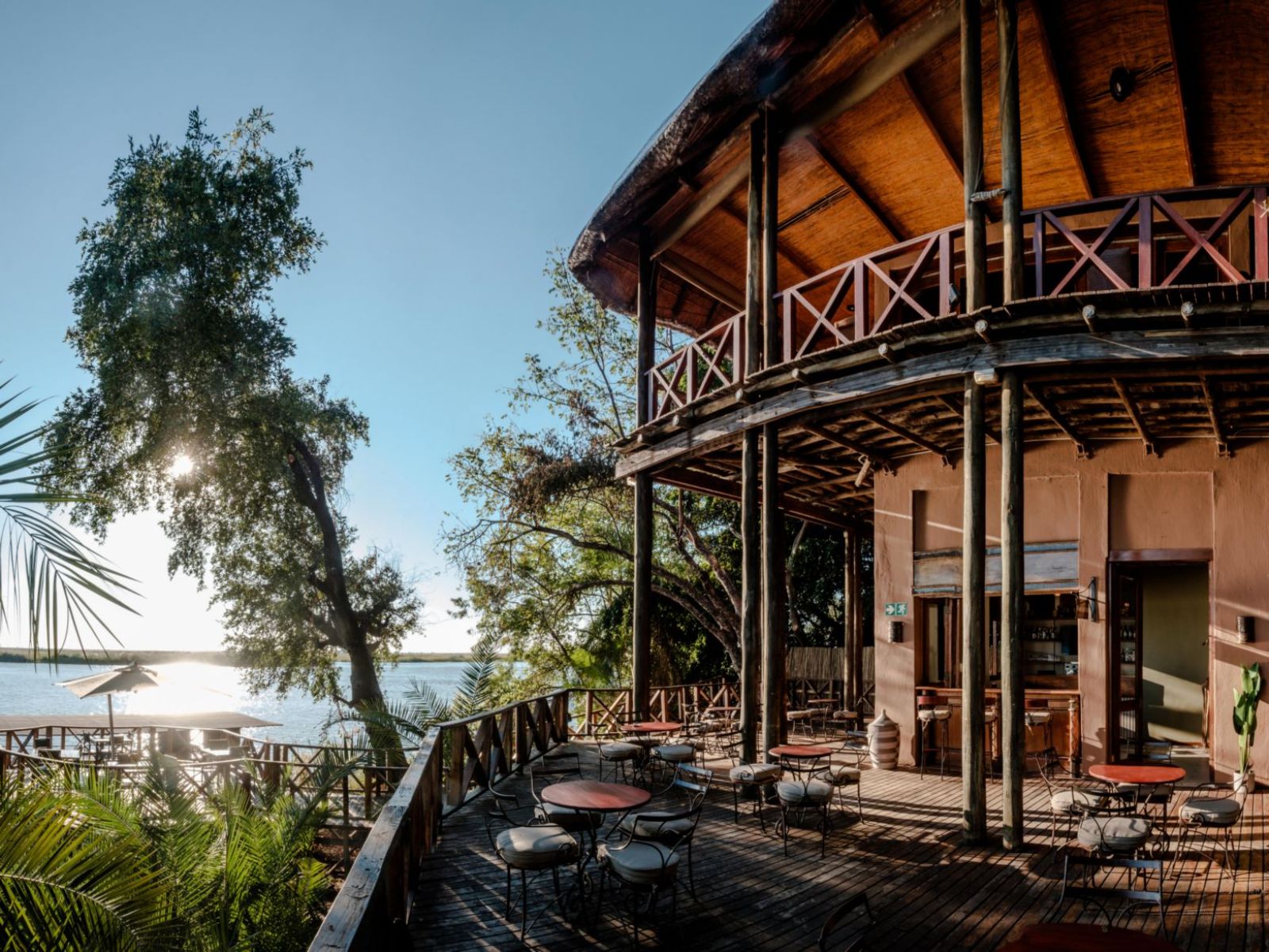 Rondreis Botswana, Ngoma Bridge, Chobe Marina Lodge, zijaanzicht terras