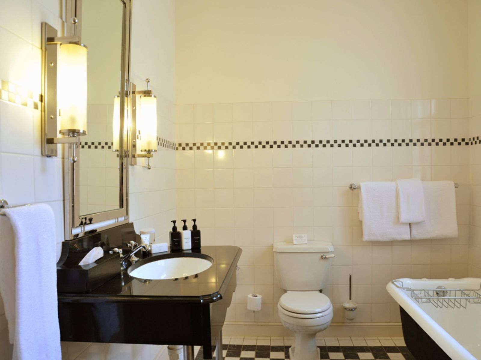 Rondreis Botswana, Vic Falls, Victoria Falls Hotel, badkamer