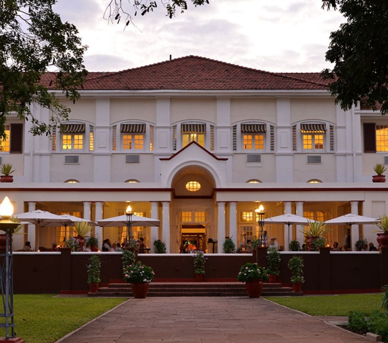 Rondreis Botswana, Vic Falls, Victoria Falls Hotel, buitenaanzicht hotel