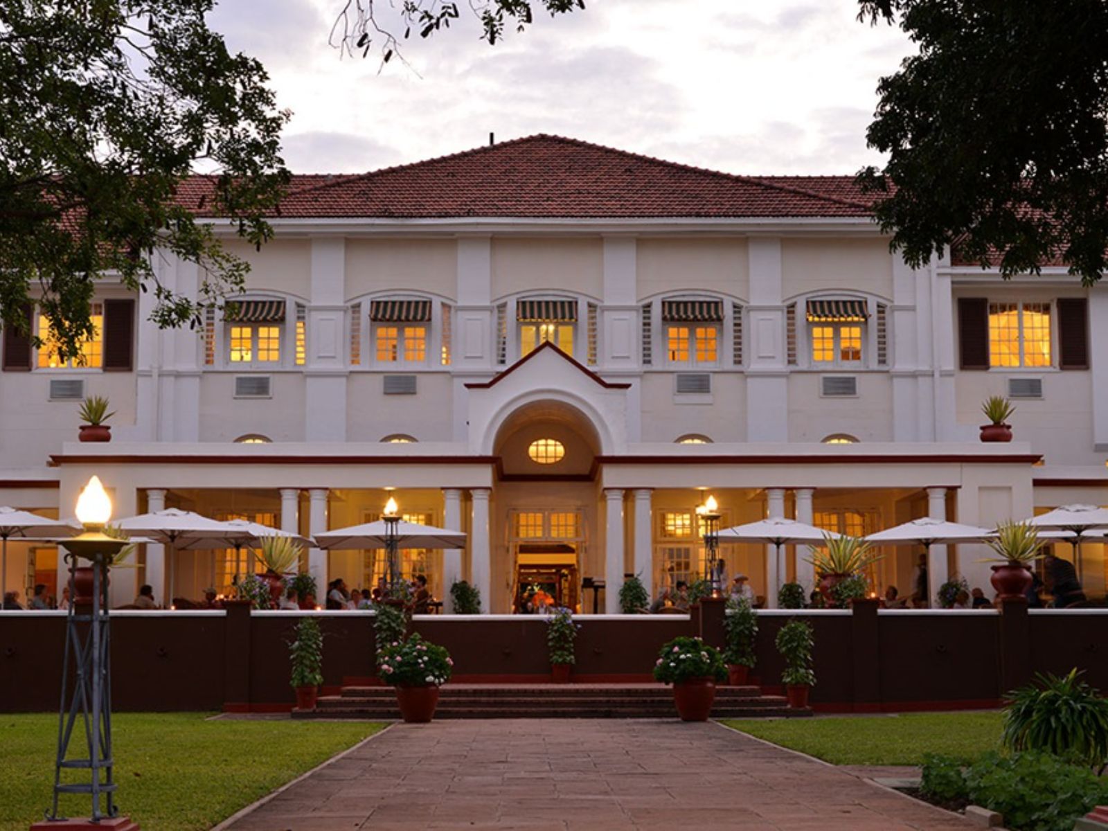 Rondreis Botswana, Vic Falls, Victoria Falls Hotel, buitenaanzicht hotel