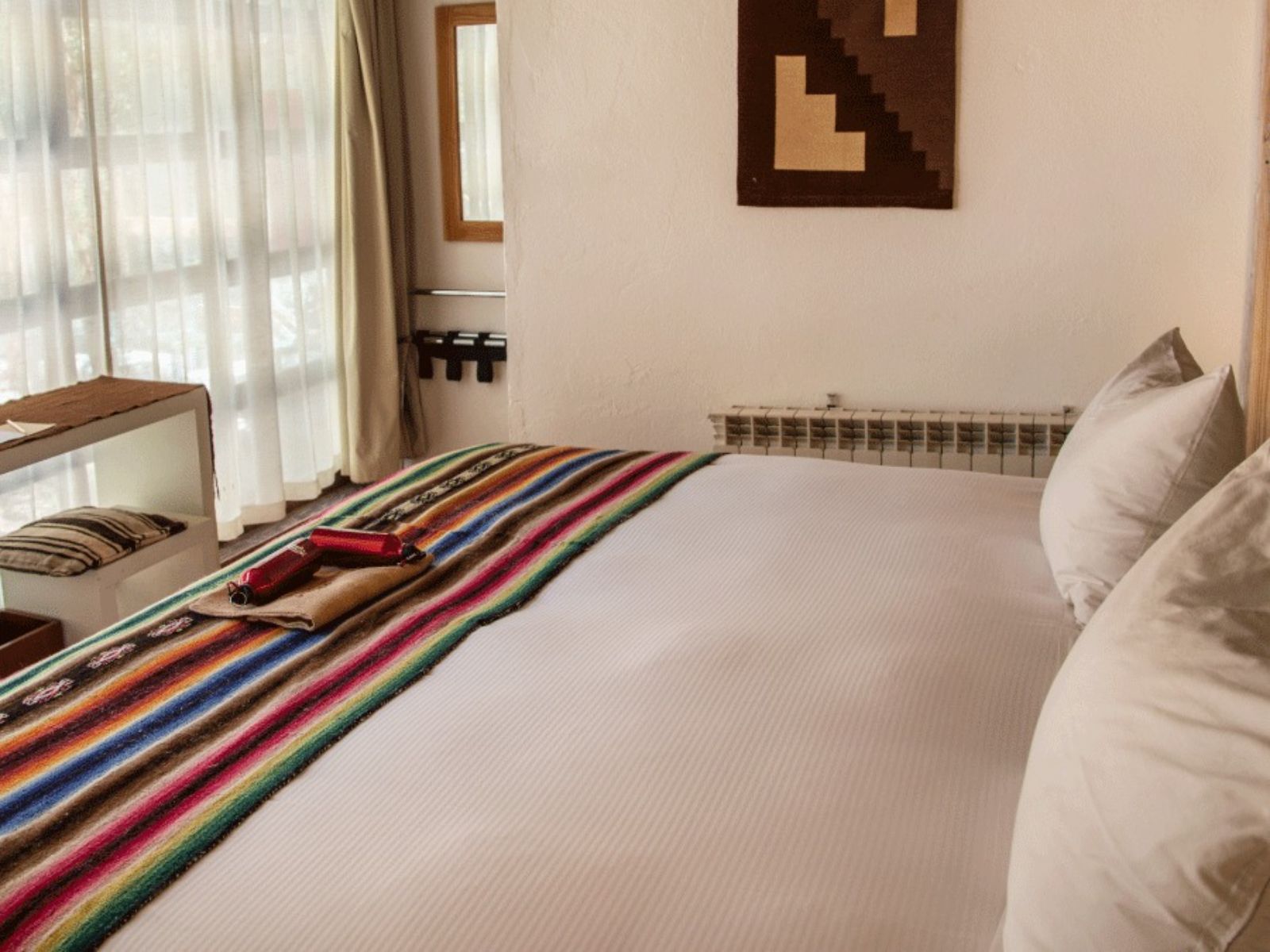 Rondreis Chili, San Pedro de Atacama, Terrantai Lodge, zijaanzicht tweepersoonsbed