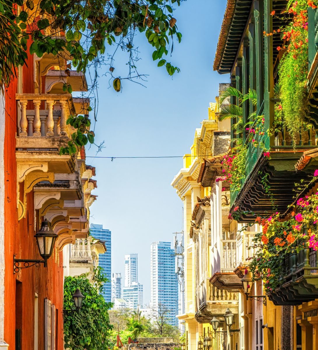 Rondreis-Colombia-Cartagena-kleurrijke-straat-aspect-ratio-382-420