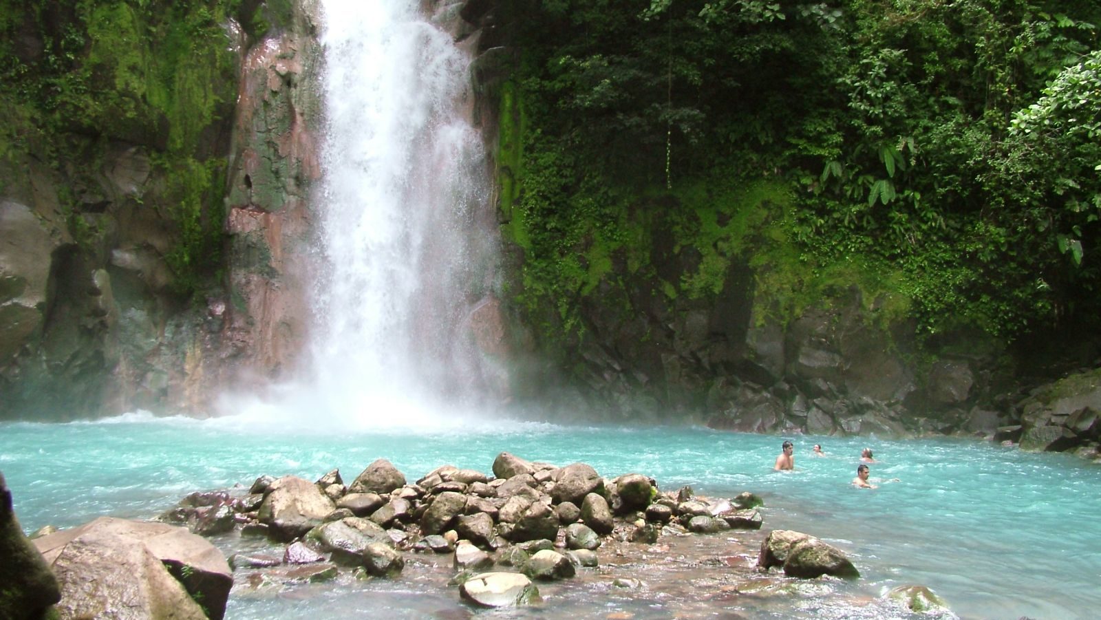 Rondreis Costa Rica, Rio Celeste-Tenorio, waterval met mensen in water