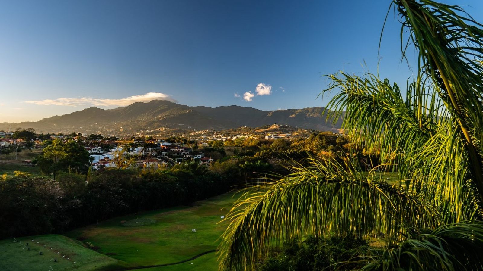 Rondreis-Costa-Rica-San-Jose-stad-omringt-door-natuur