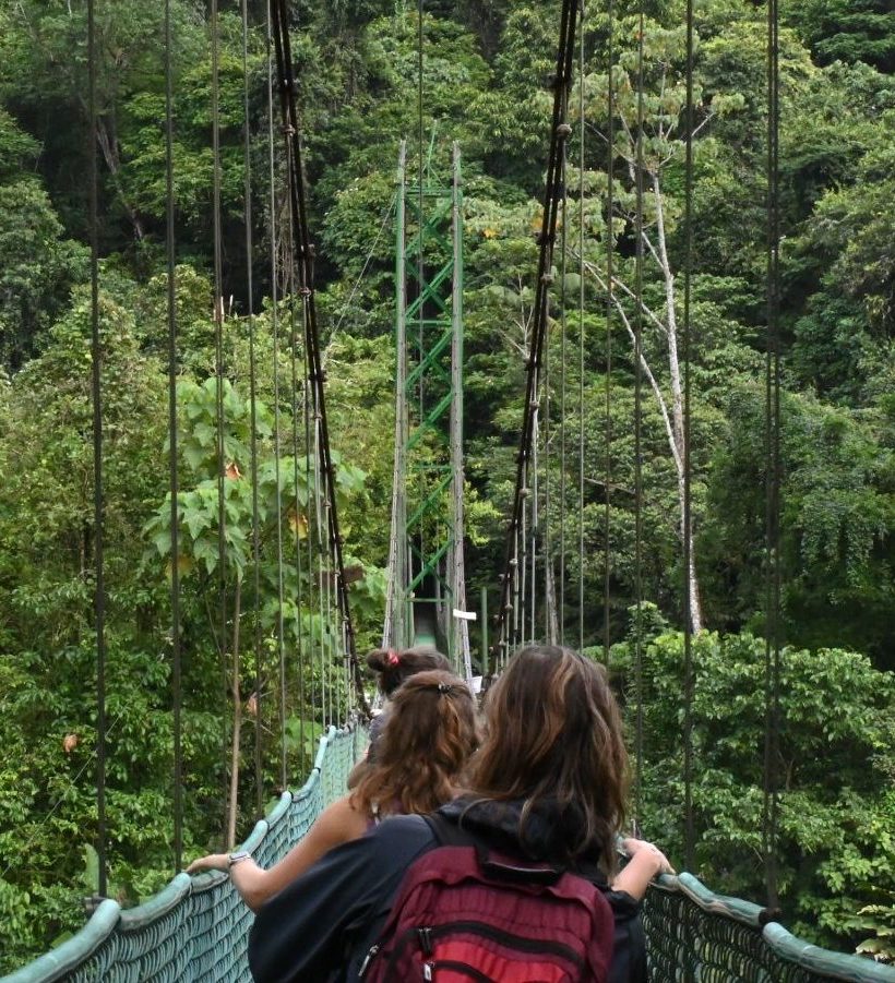 Rondreis-Costa-Rica-Sarapiqui-hangbrug-met-mensen