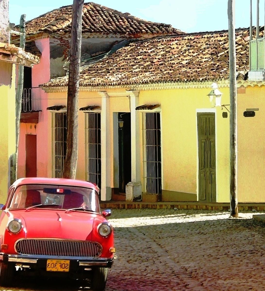 Rondreis Cuba, Trinidad, kleurrijke straat met auto