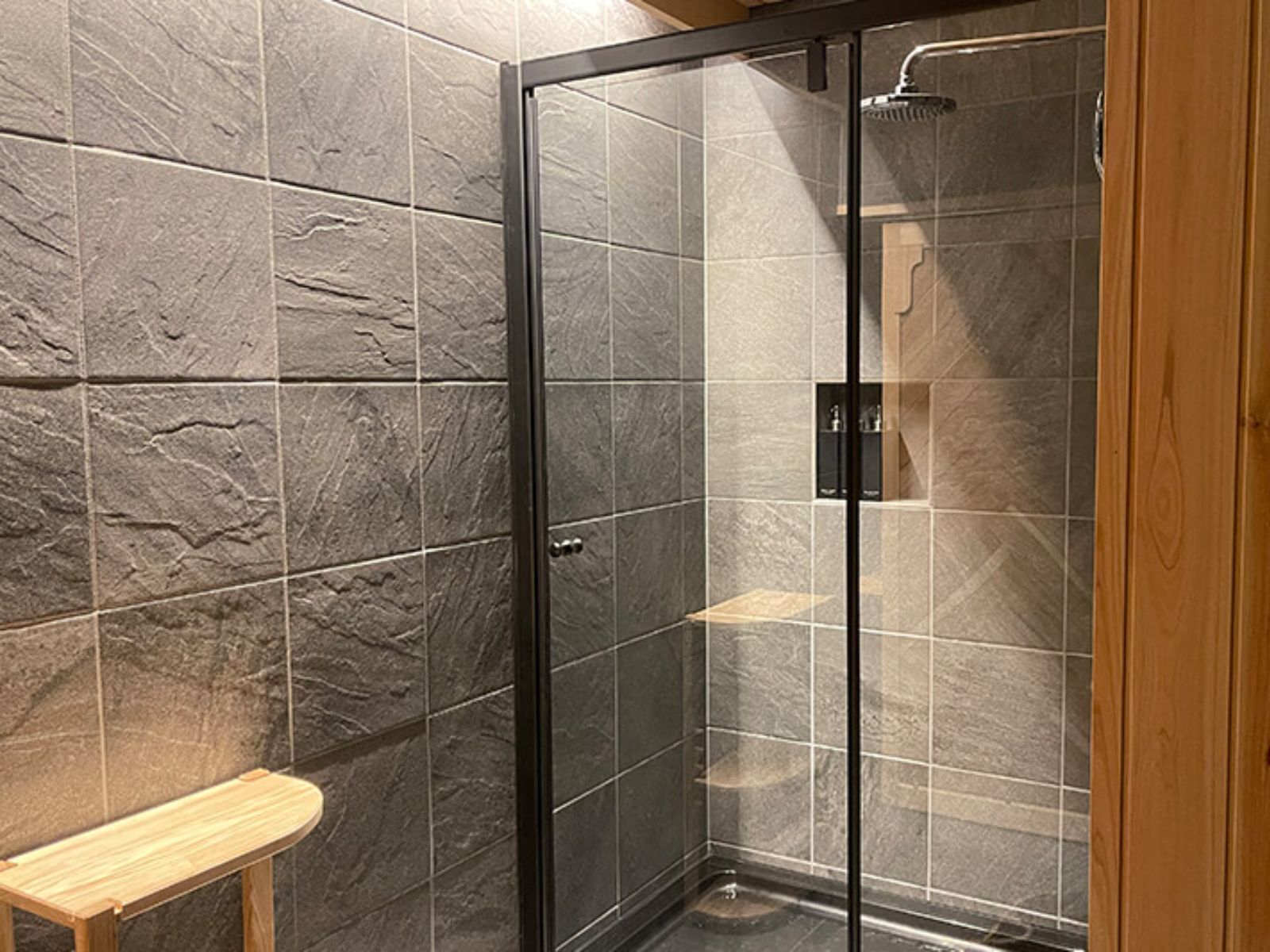 Rondreis Japan, Fujinomiya, Mt. Fuji Satoyama Vacation ( glamping) badkamer