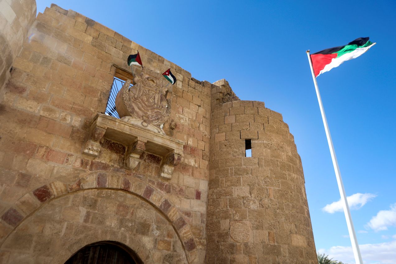 Rondreis Jordanië, Aqaba, Aqaba fort met vlag