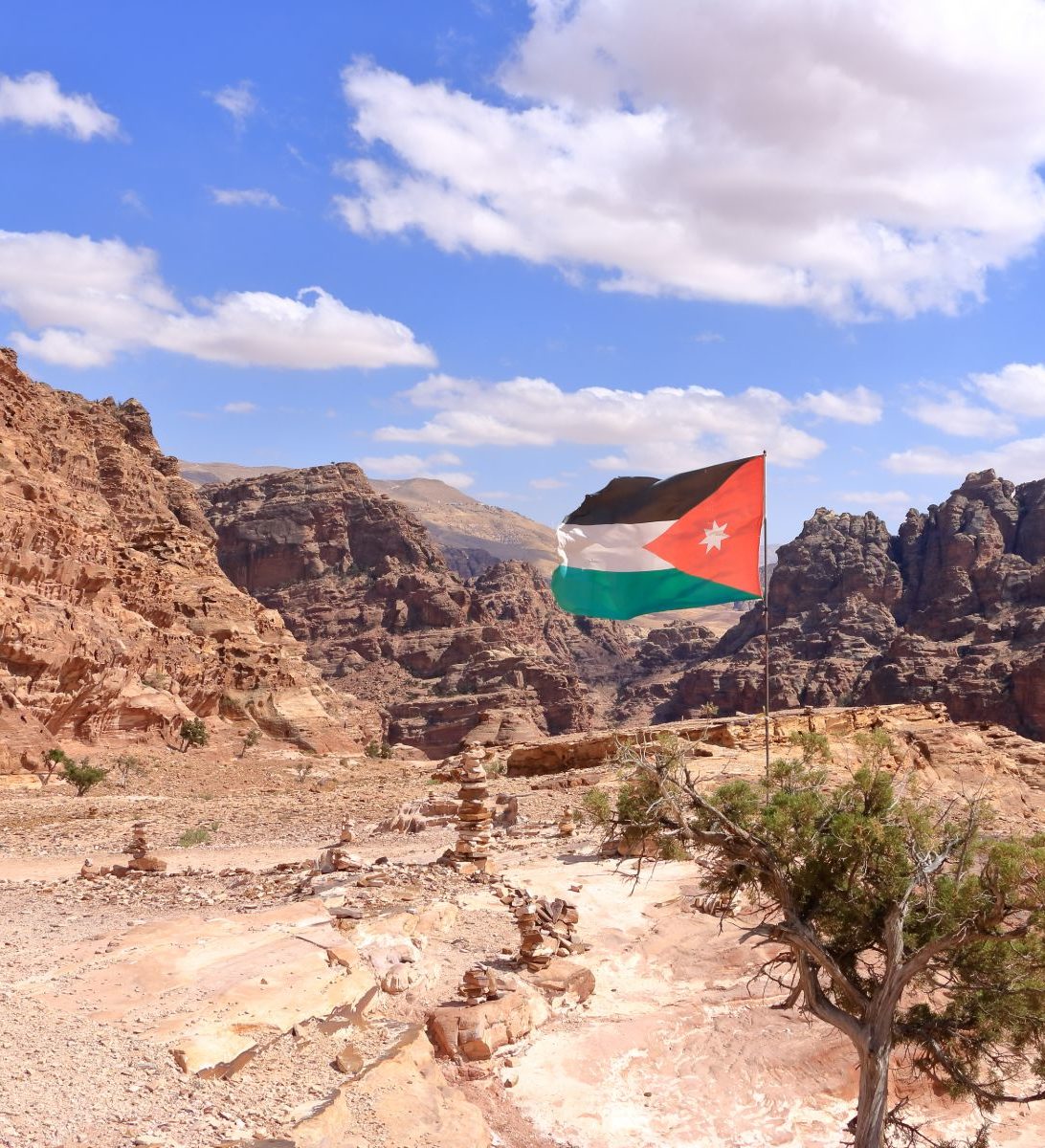 Rondreis Jordanië, Jordan Trail (hiking trail), Wadi Musa met vlag Jordanië
