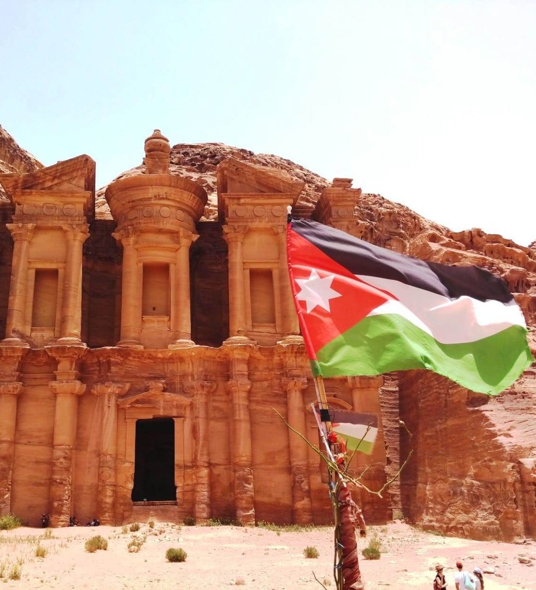 Rondreis Jordanië, Petra, Rots tempel met vlag