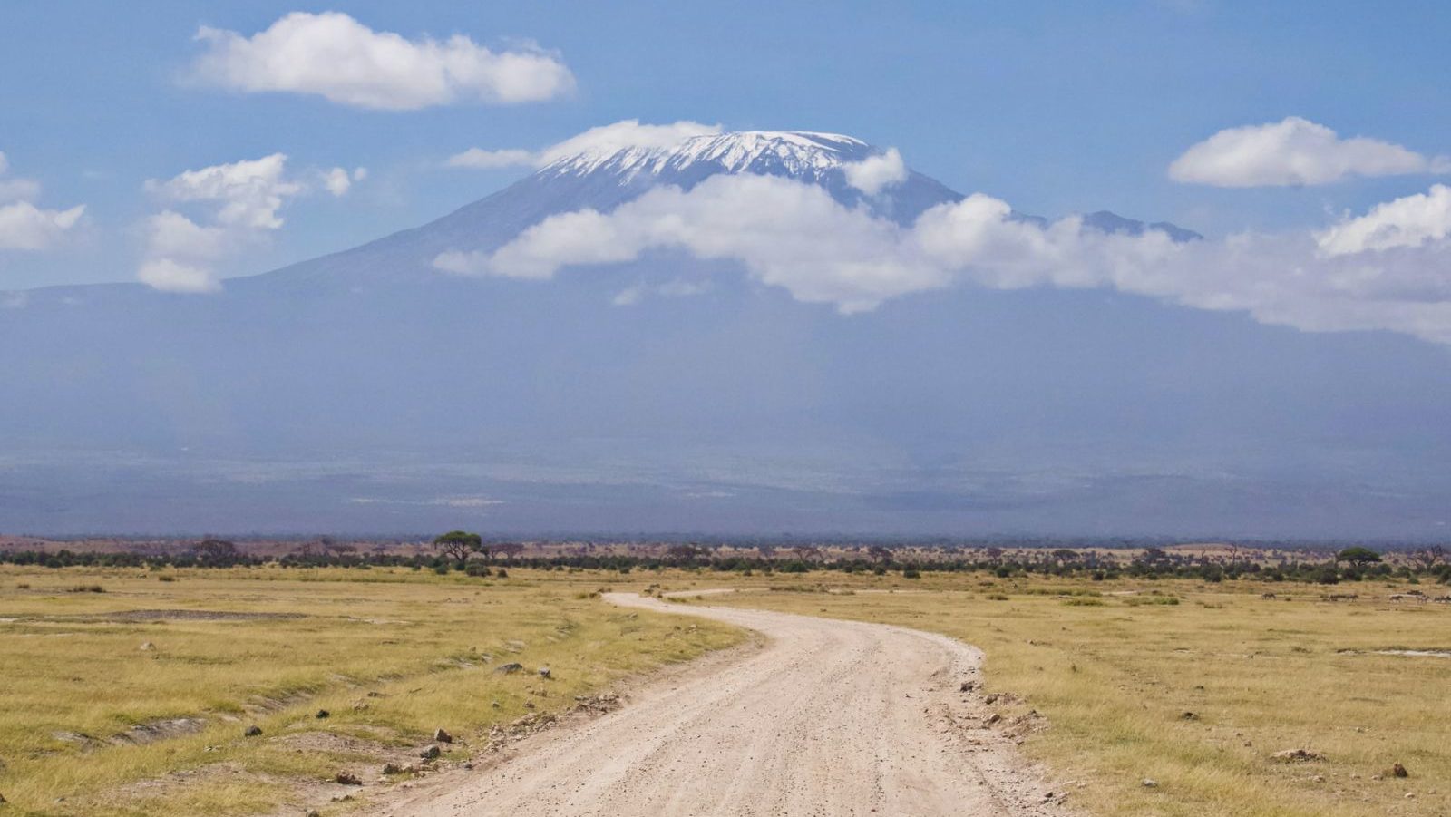 Rondreis Kenia, Amboseli, vallei met weg en berg op achtergrond