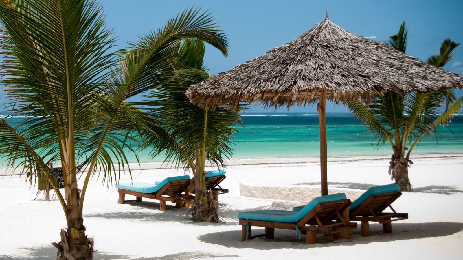 Rondreis Kenia, Diani Beach, Waterlovers Beach Resort, strandstoelen onder de parasol
