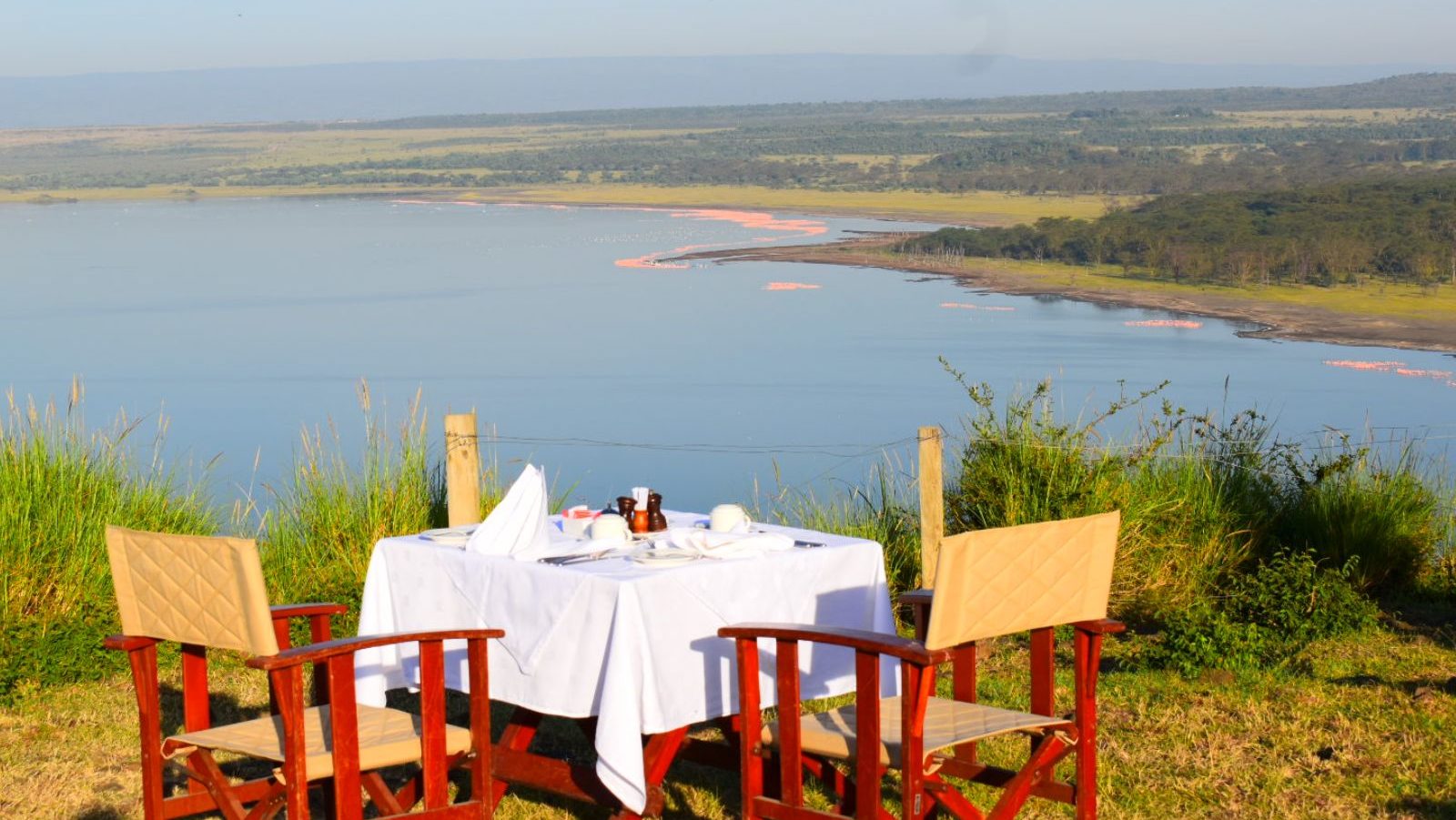 Rondreis Kenia, Lake Nakuru, Lake Elementaita Serena Camp, eettafel met uitzicht op het meer