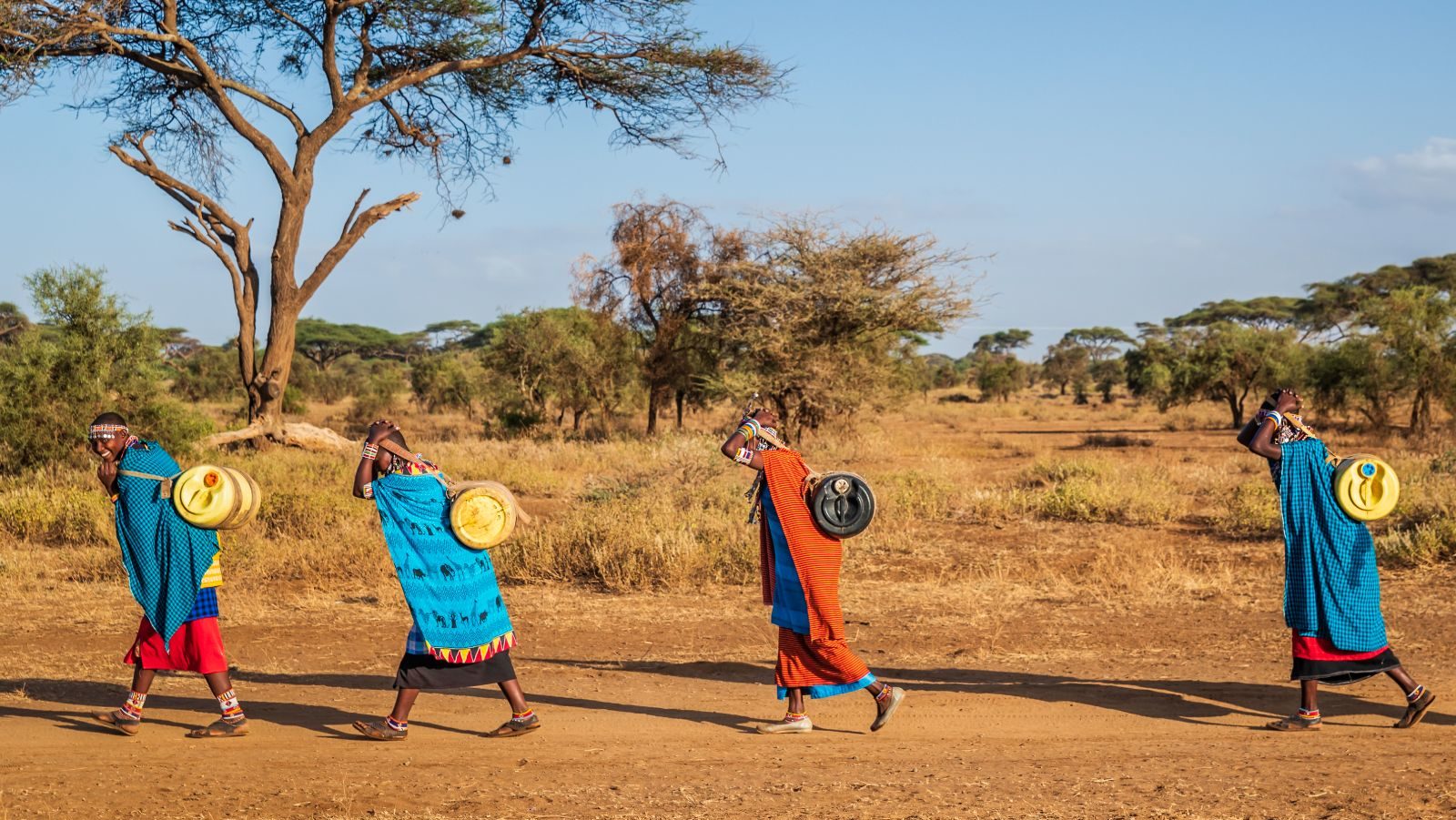 Rondreis Kenia, Maji Moto, Maasai Mara vijf Afrikaanse vrouwen dragen water