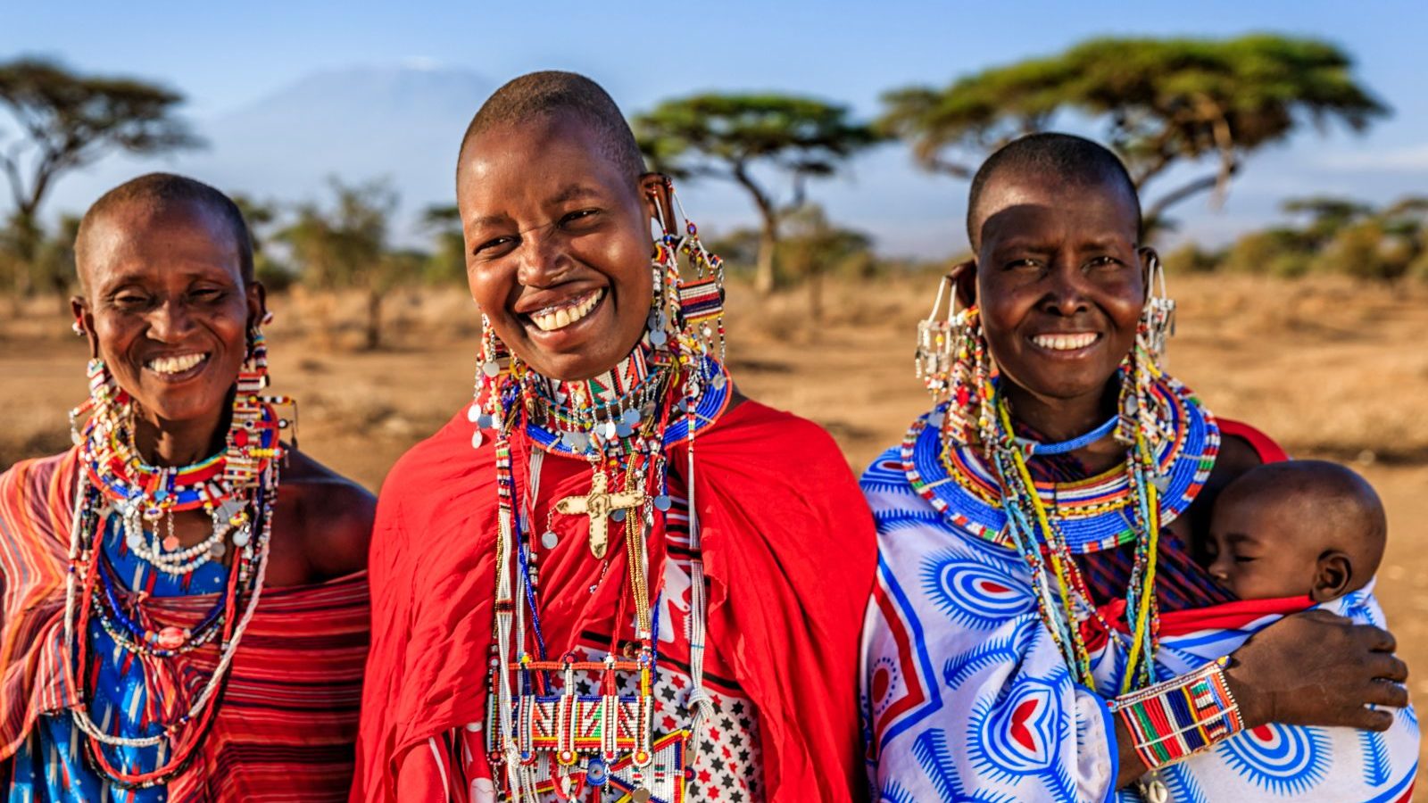 Rondreis Kenia, Maji Moto, Maasai drie Afrikaanse vrouwen met een baby