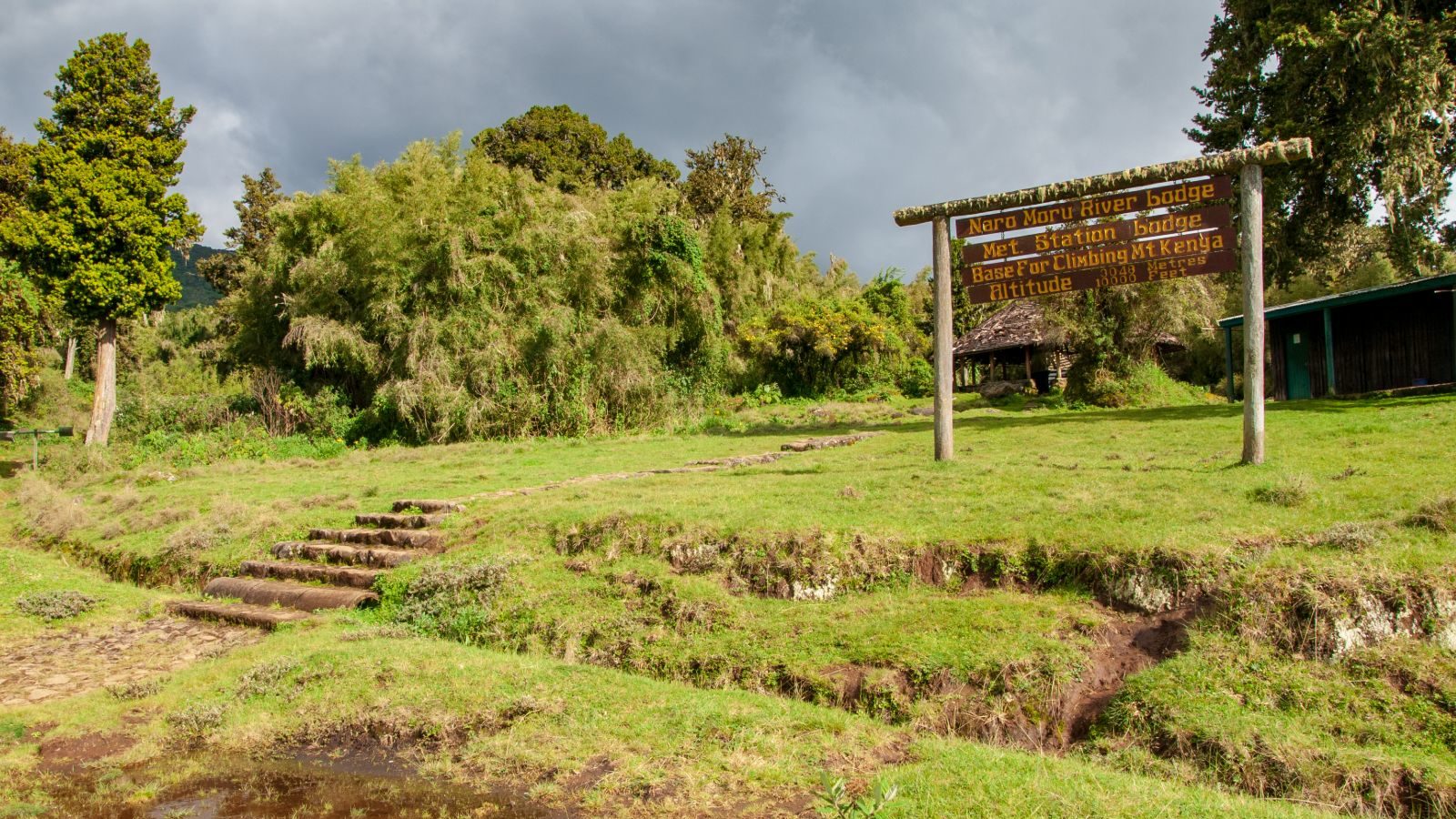 Rondreis Kenia, Naro Moru, Hiking Trail met bordje