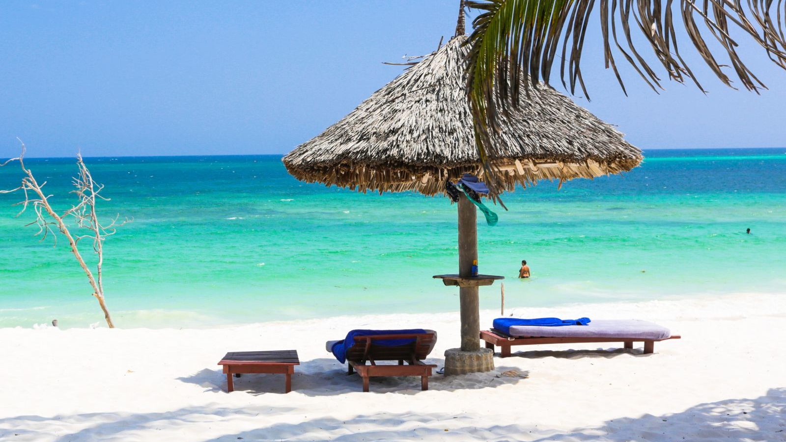 Rondreis Kenia, Watamu, Strand met rietenhutje en bedjes