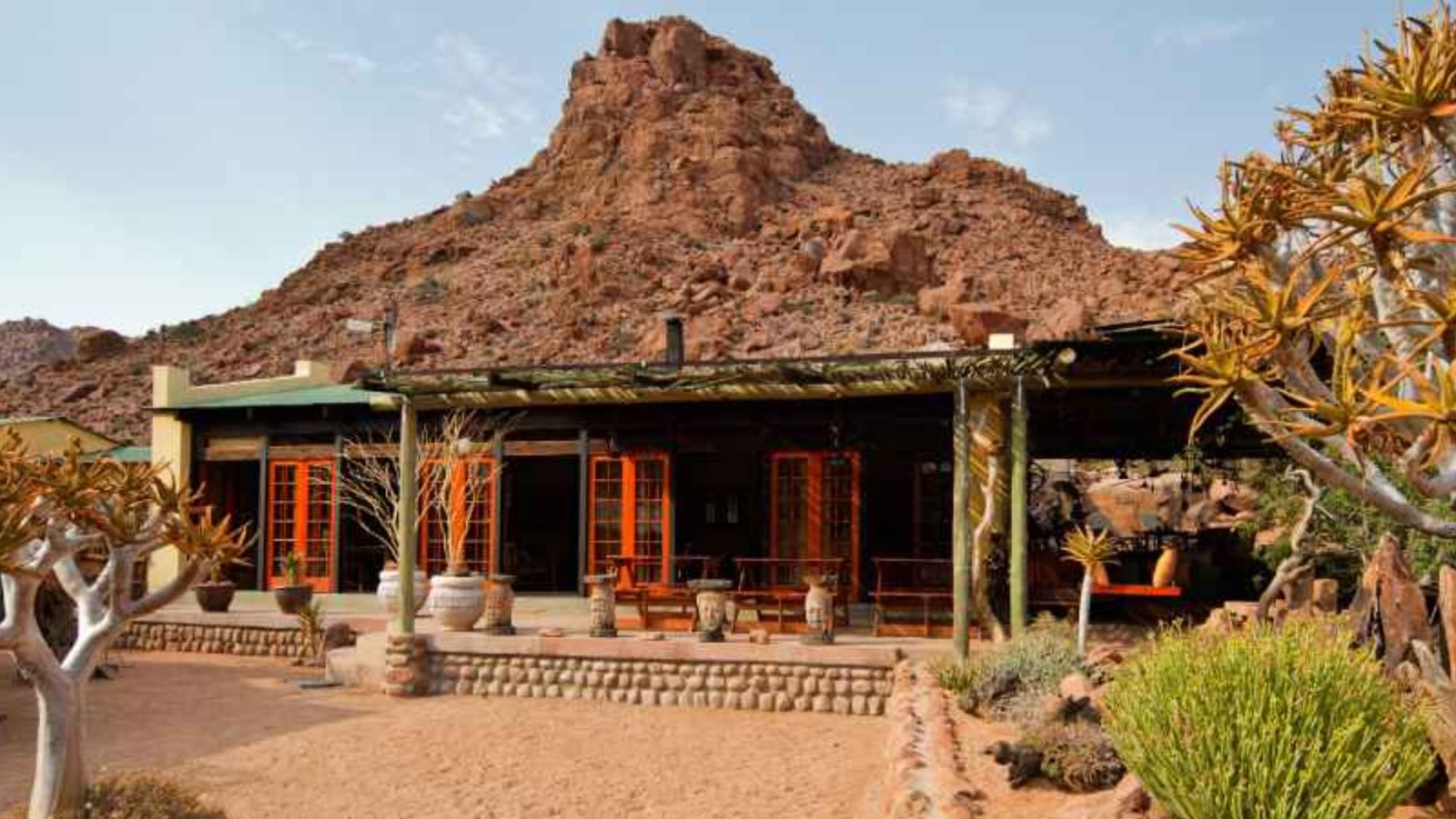 Rondreis Namibië, Aus, Namtib Desert Lodge, buitenaanzicht Namtib desert lodge