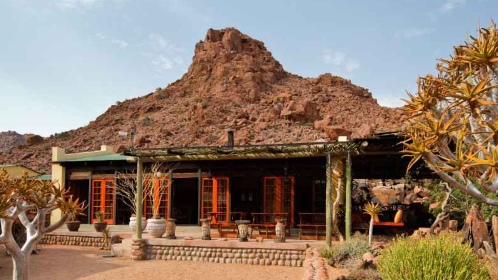 Rondreis Namibië, Aus, Namtib Desert Lodge, buitenaanzicht Namtib desert lodge