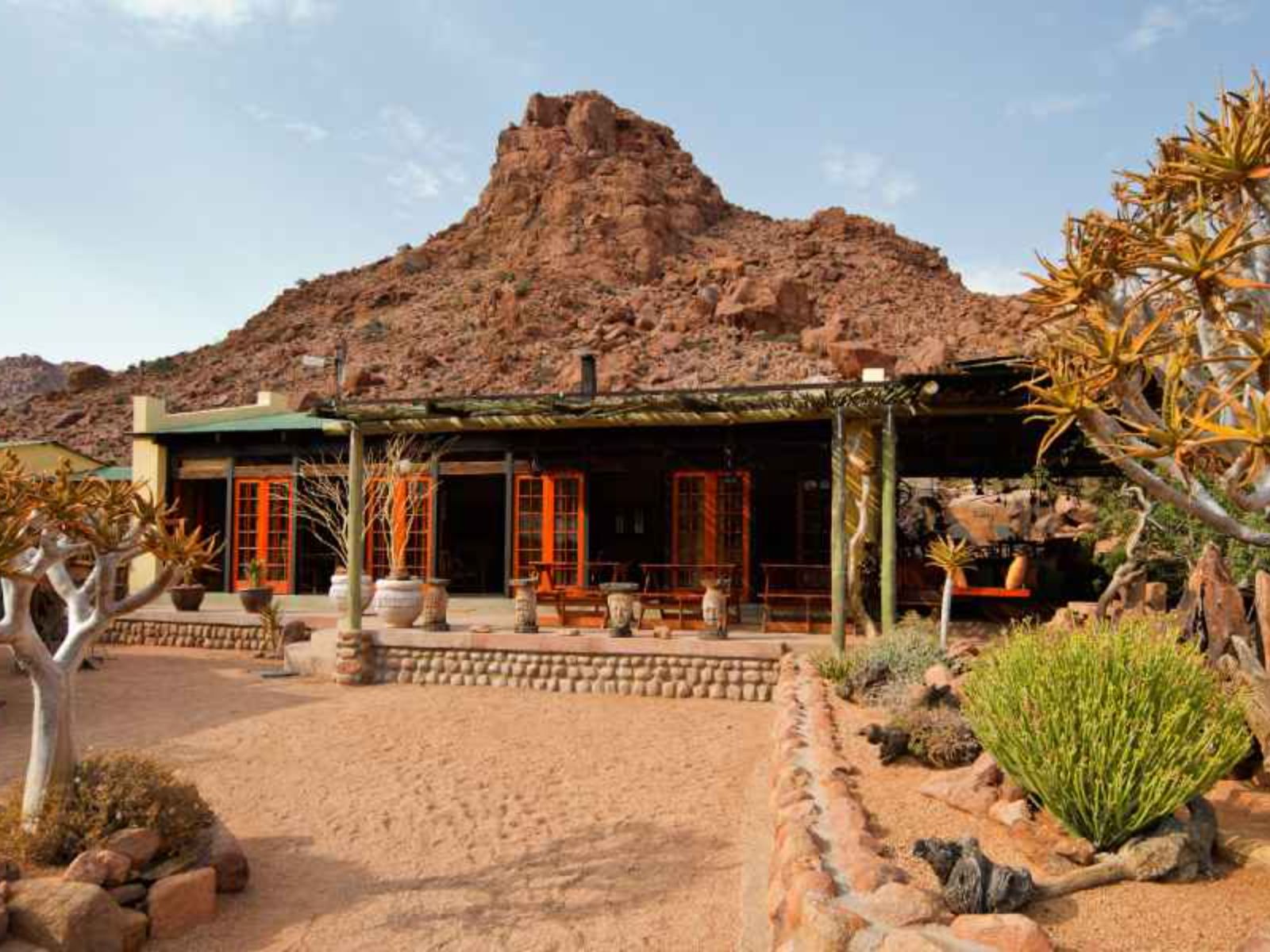 Rondreis Namibië, Aus, Namtib Desert Lodge, buitenaanzicht Namtib desert lodge