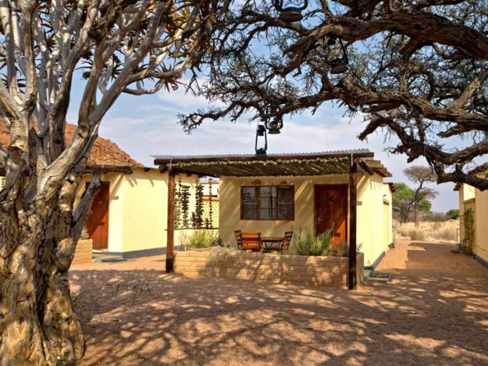 Rondreis Namibië, Aus, Namtib Desert Lodge, buitenaanzicht lodge